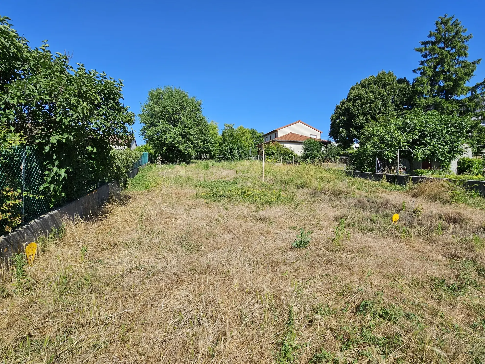 Terrain constructible de 779 m² à Clermont-Ferrand avec vue sur le Puy-de-Dôme 