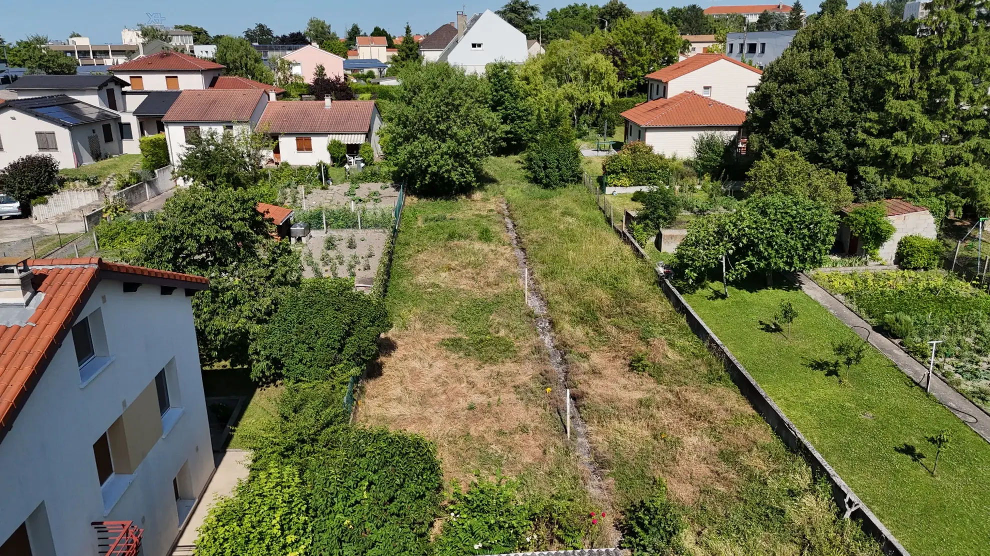 Terrain constructible de 779 m² à Clermont-Ferrand avec vue sur le Puy-de-Dôme 