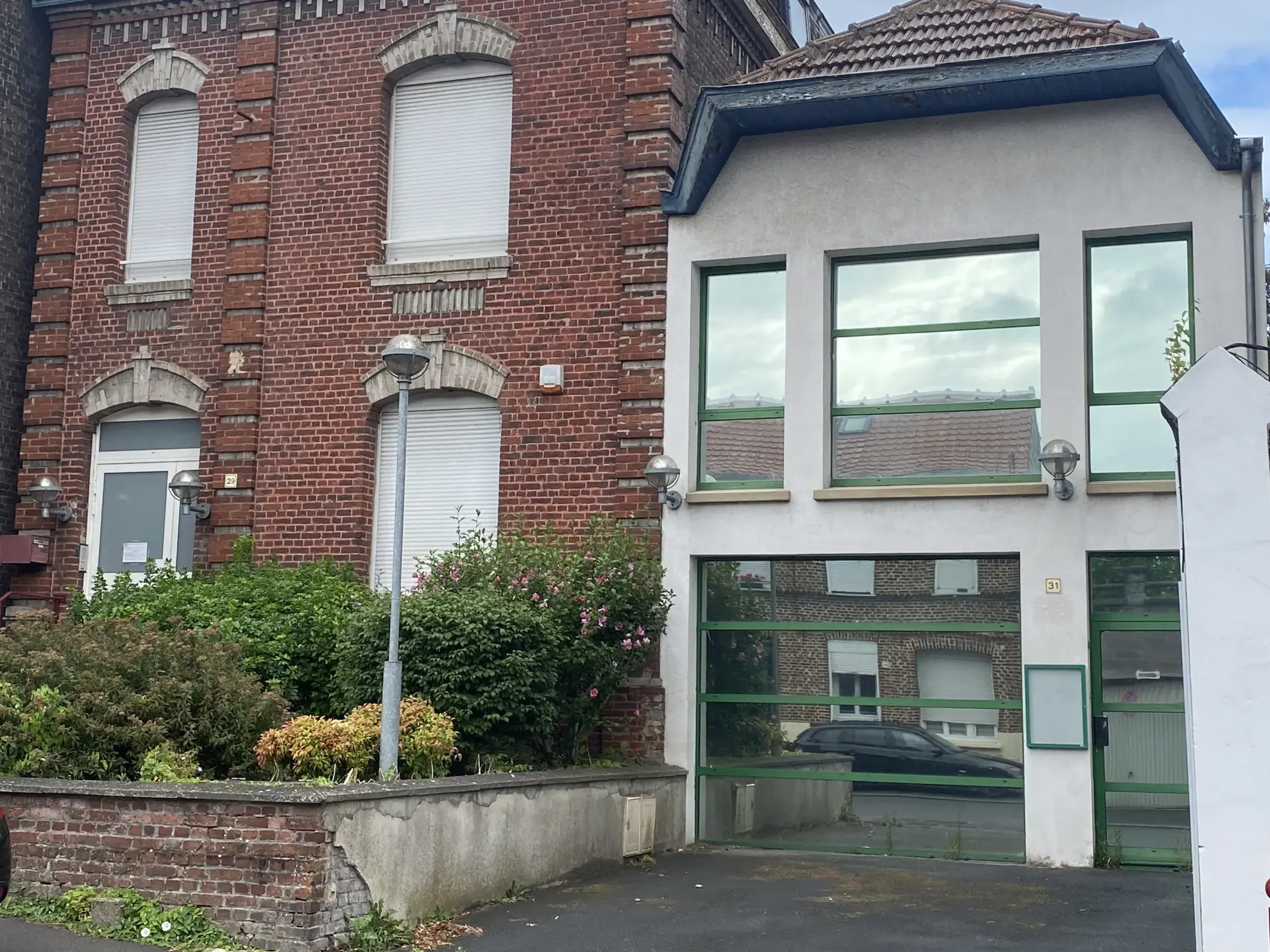 Immeuble professionnel de 250 m² à Trith Saint Léger avec parking et terrasse