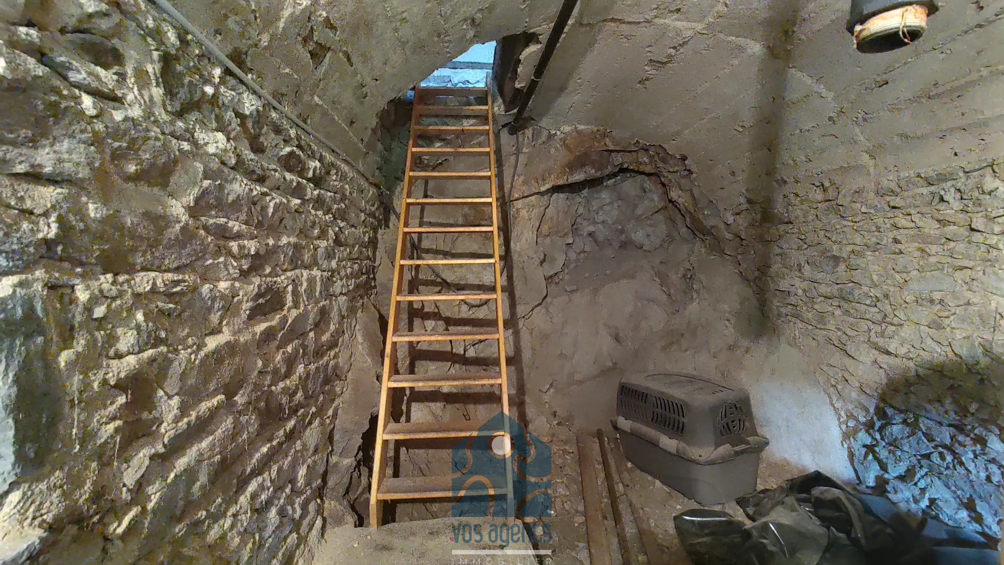 Maison de bourg en pierre de 115 m² à Auzon à rénovier proche Brioude 