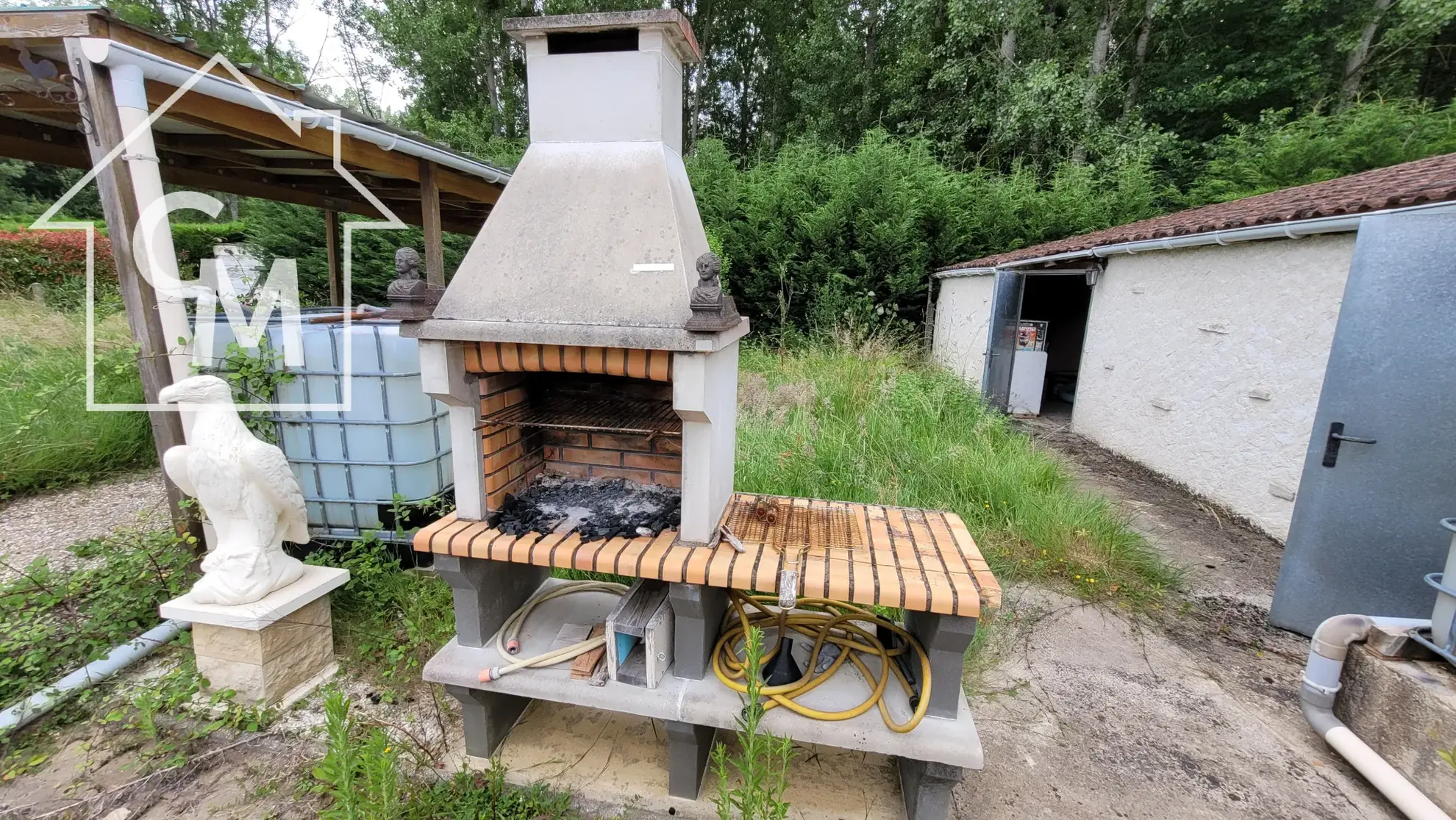Maison de plain-pied avec dépendances et grand terrain à Le Péchereau 