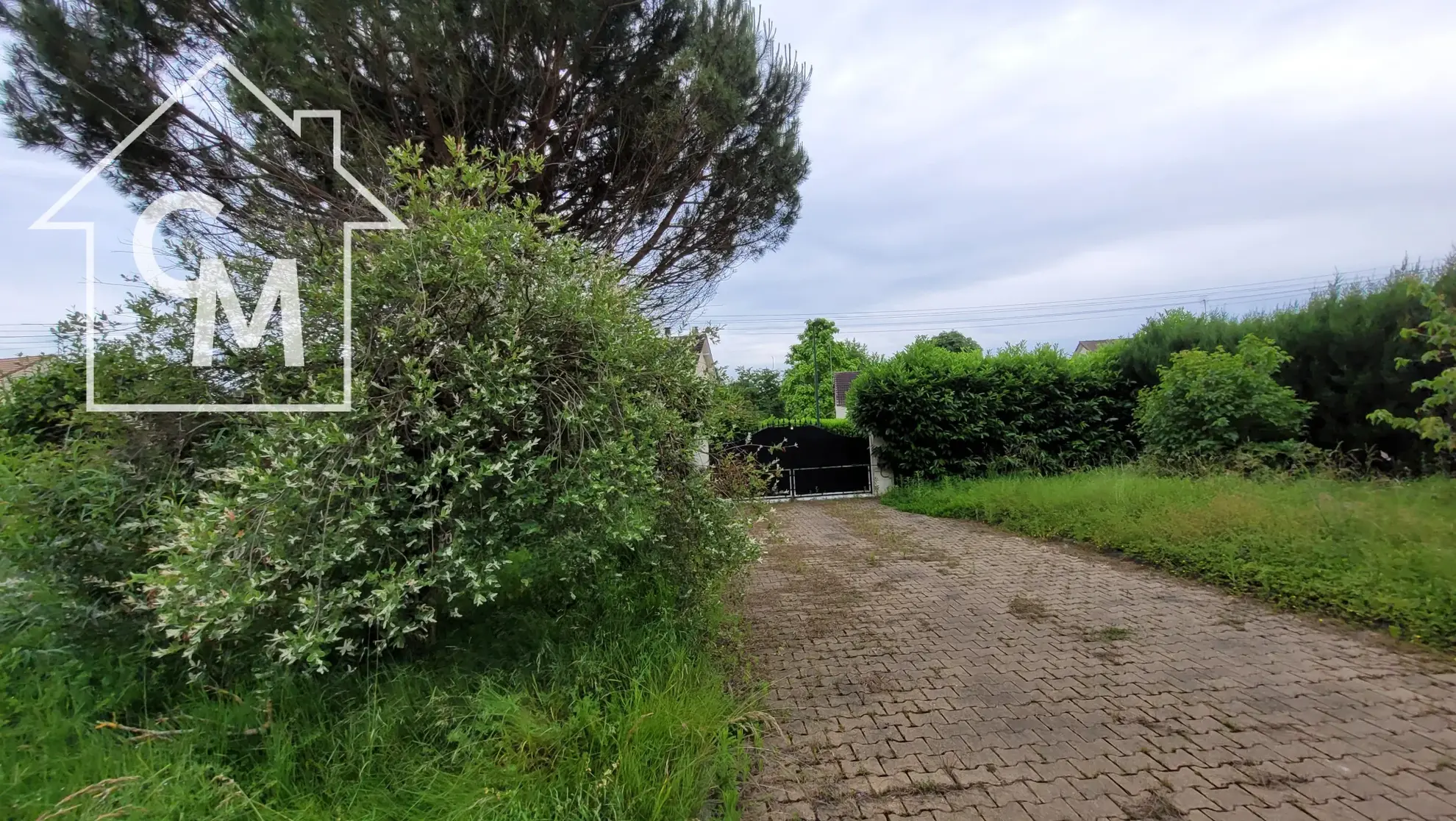 Maison de plain-pied avec dépendances et grand terrain à Le Péchereau 