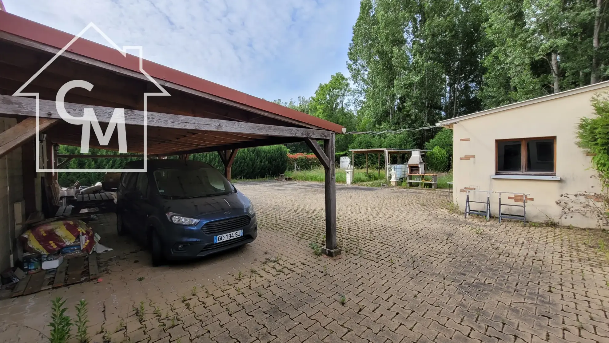 Maison de plain-pied avec dépendances et grand terrain à Le Péchereau 