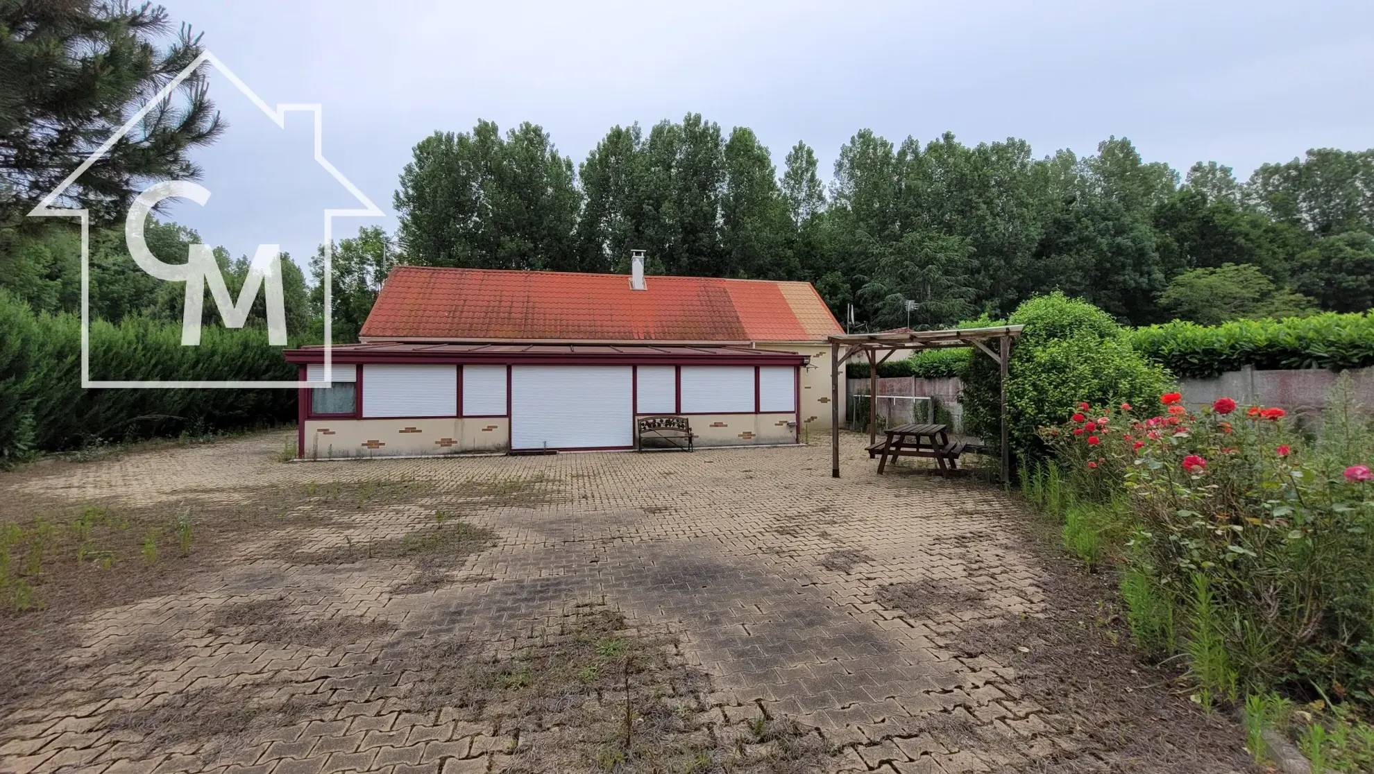 Maison de plain-pied avec dépendances et grand terrain à Le Péchereau