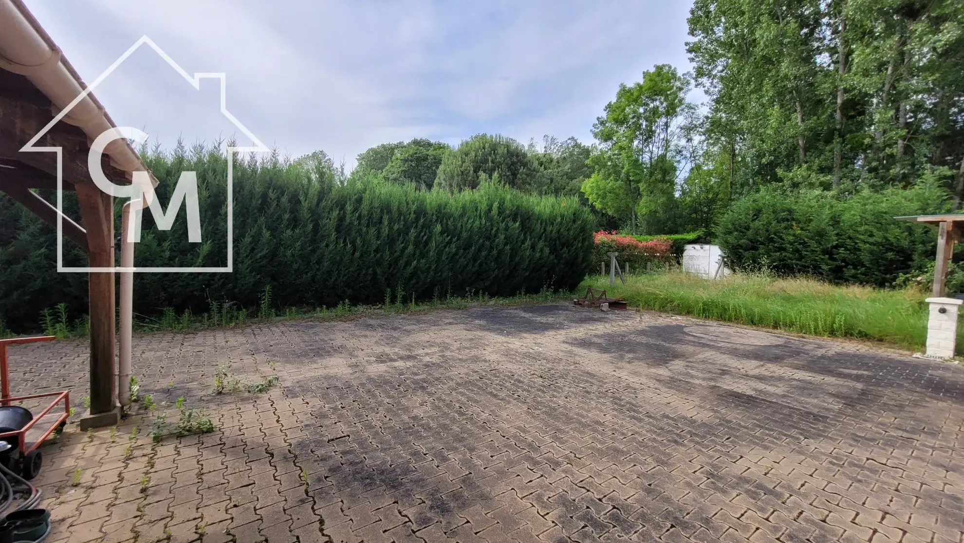 Maison de plain-pied avec dépendances et grand terrain à Le Péchereau 