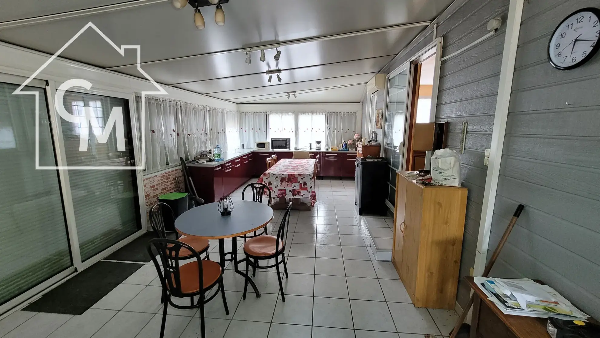 Maison de plain-pied avec dépendances et grand terrain à Le Péchereau 