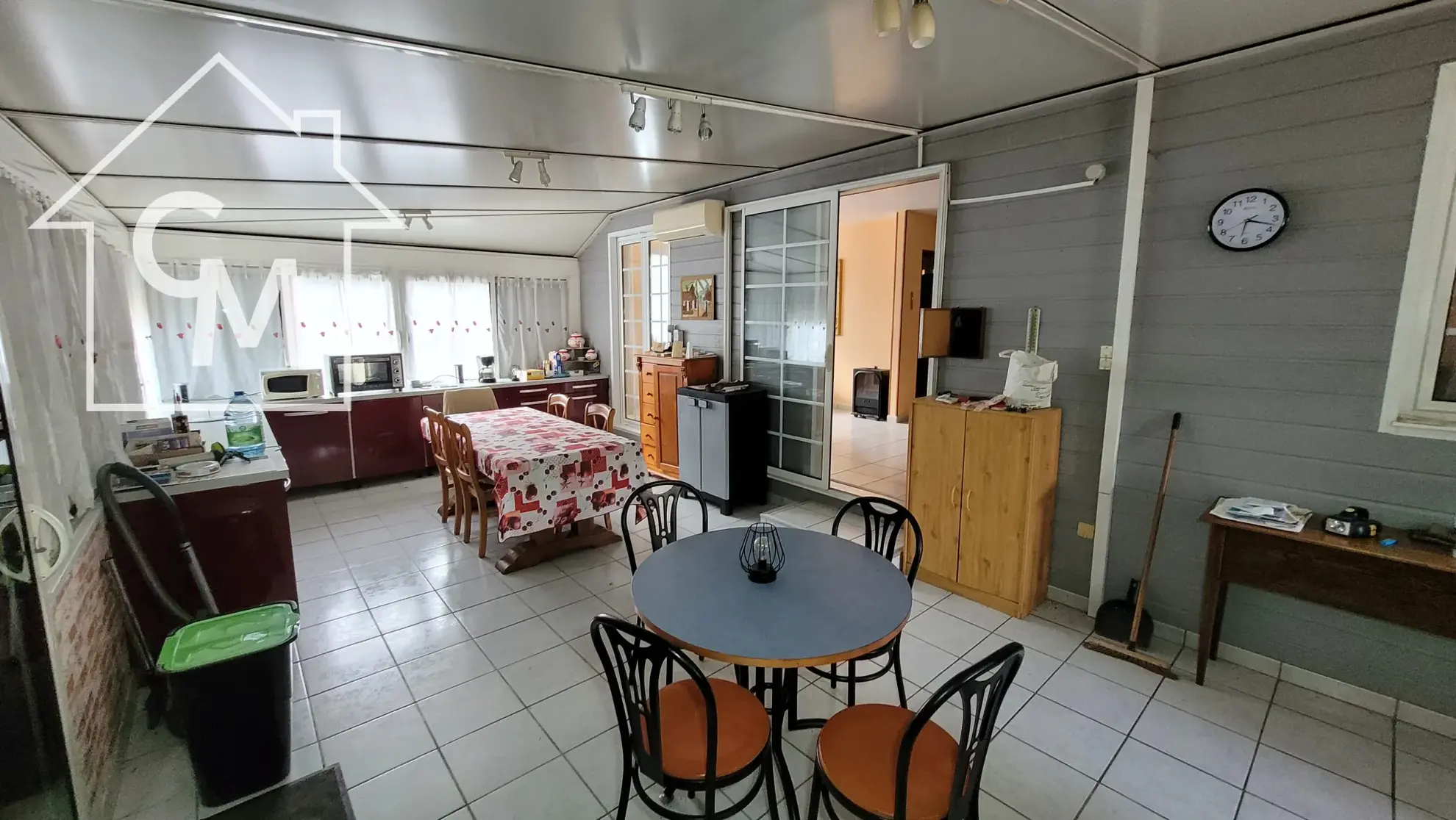 Maison de plain-pied avec dépendances et grand terrain à Le Péchereau 