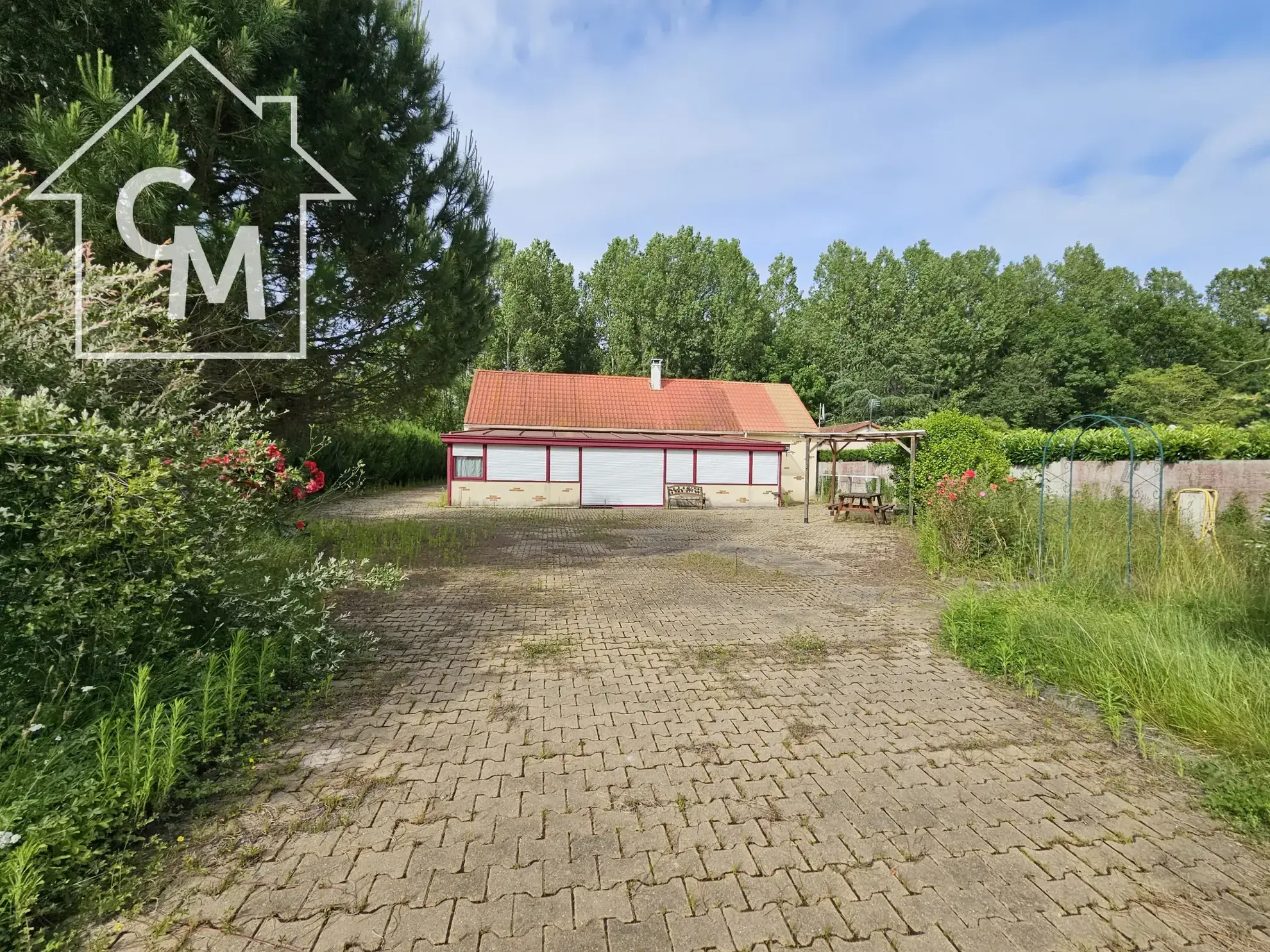 Maison de plain-pied avec dépendances et grand terrain à Le Péchereau 