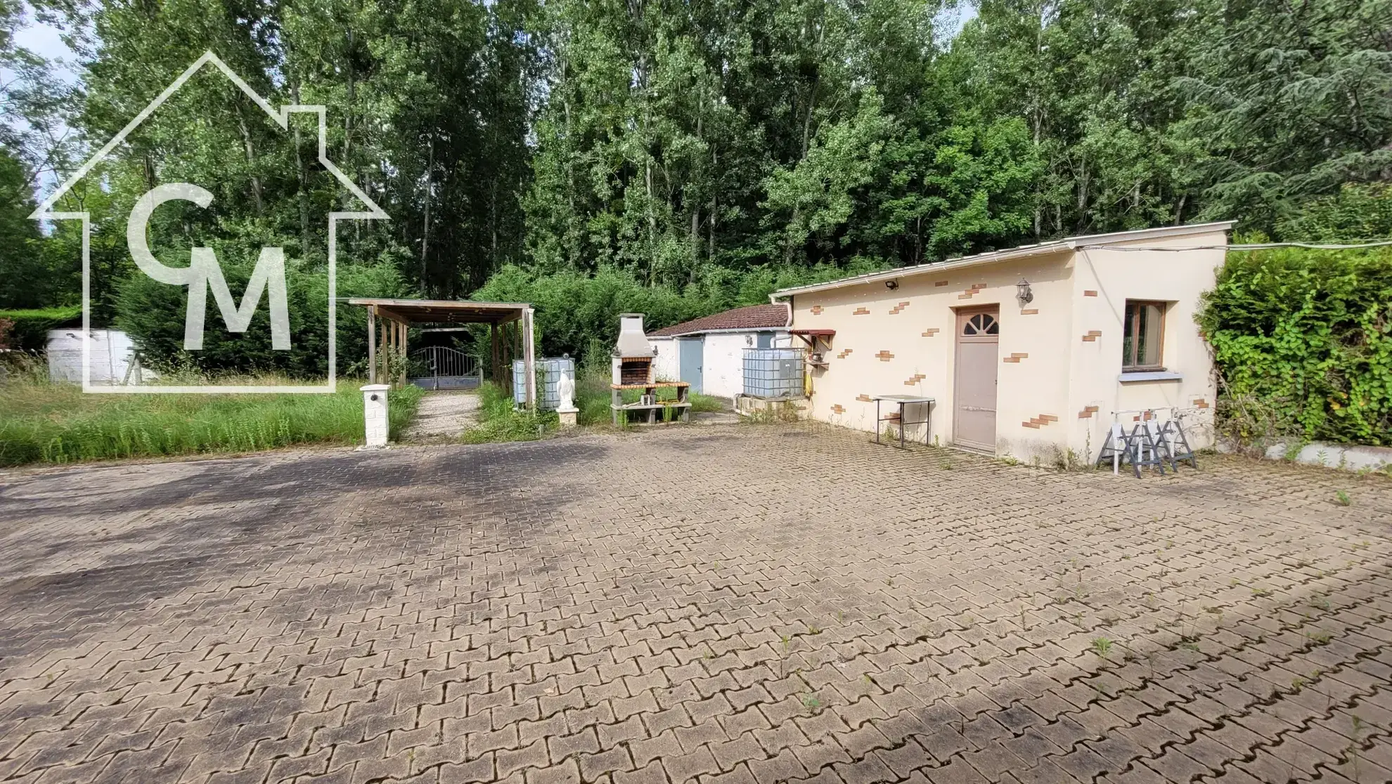 Maison de plain-pied avec dépendances et grand terrain à Le Péchereau 