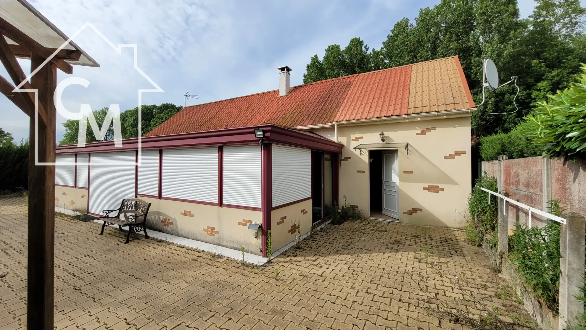 Maison de plain-pied avec dépendances et grand terrain à Le Péchereau 