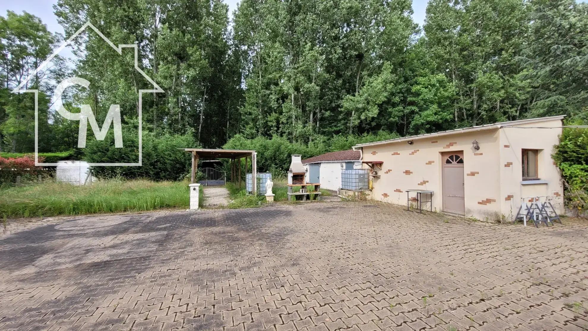 Maison de plain-pied avec dépendances et grand terrain à Le Péchereau 