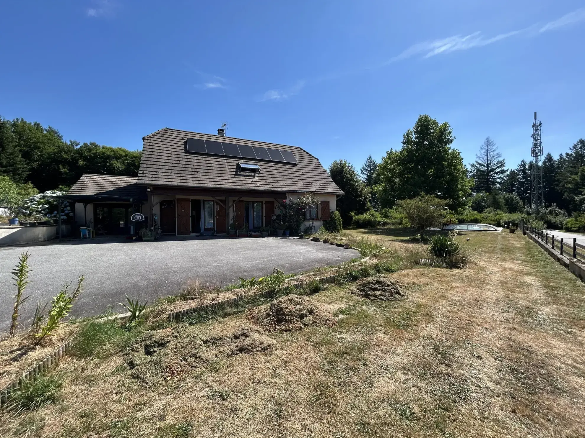 Belle maison de 160 m² avec piscine, jardin et panneaux solaires à Corrèze