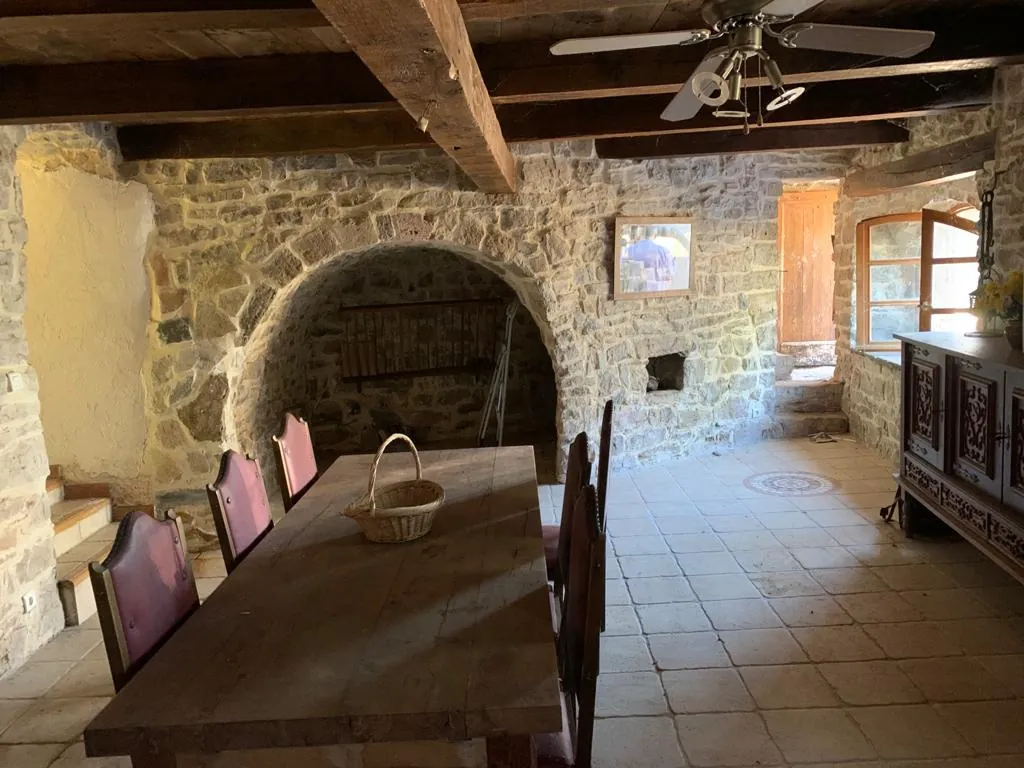 Ancienne bergerie en pierre avec vue sur le Causse, proche Saint Affrique 