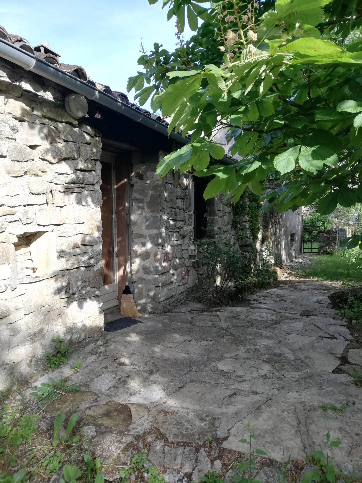 Ancienne bergerie en pierre avec vue sur le Causse, proche Saint Affrique 