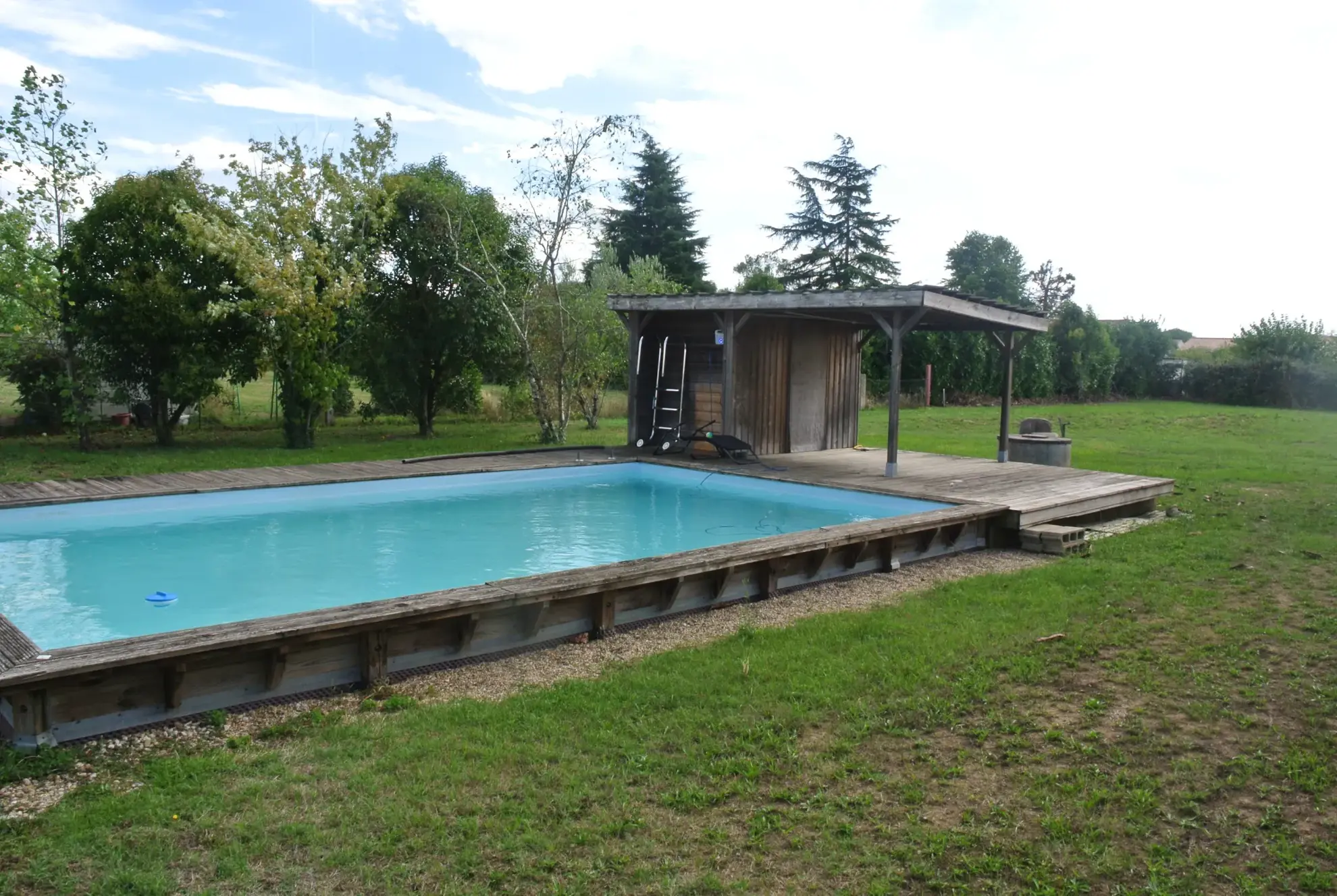 Belle maison avec piscine, 3 chambres et grand espace à finir, proche de Marmande 