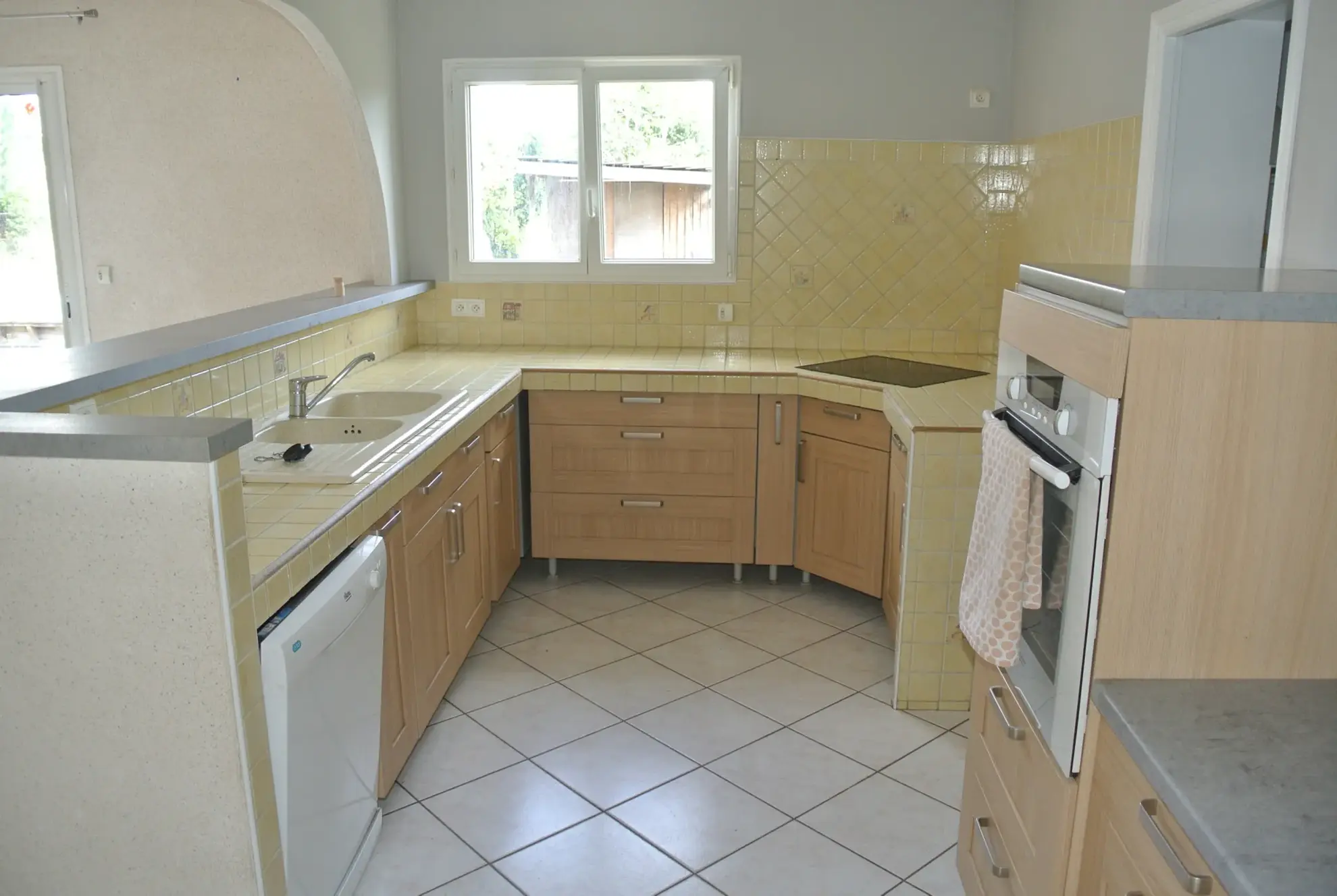 Belle maison avec piscine, 3 chambres et grand espace à finir, proche de Marmande 