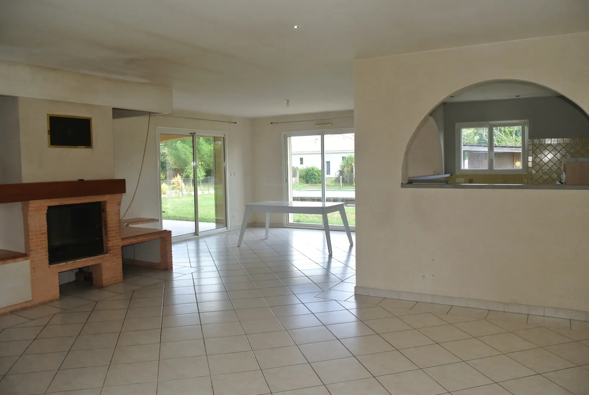 Belle maison avec piscine, 3 chambres et grand espace à finir, proche de Marmande 