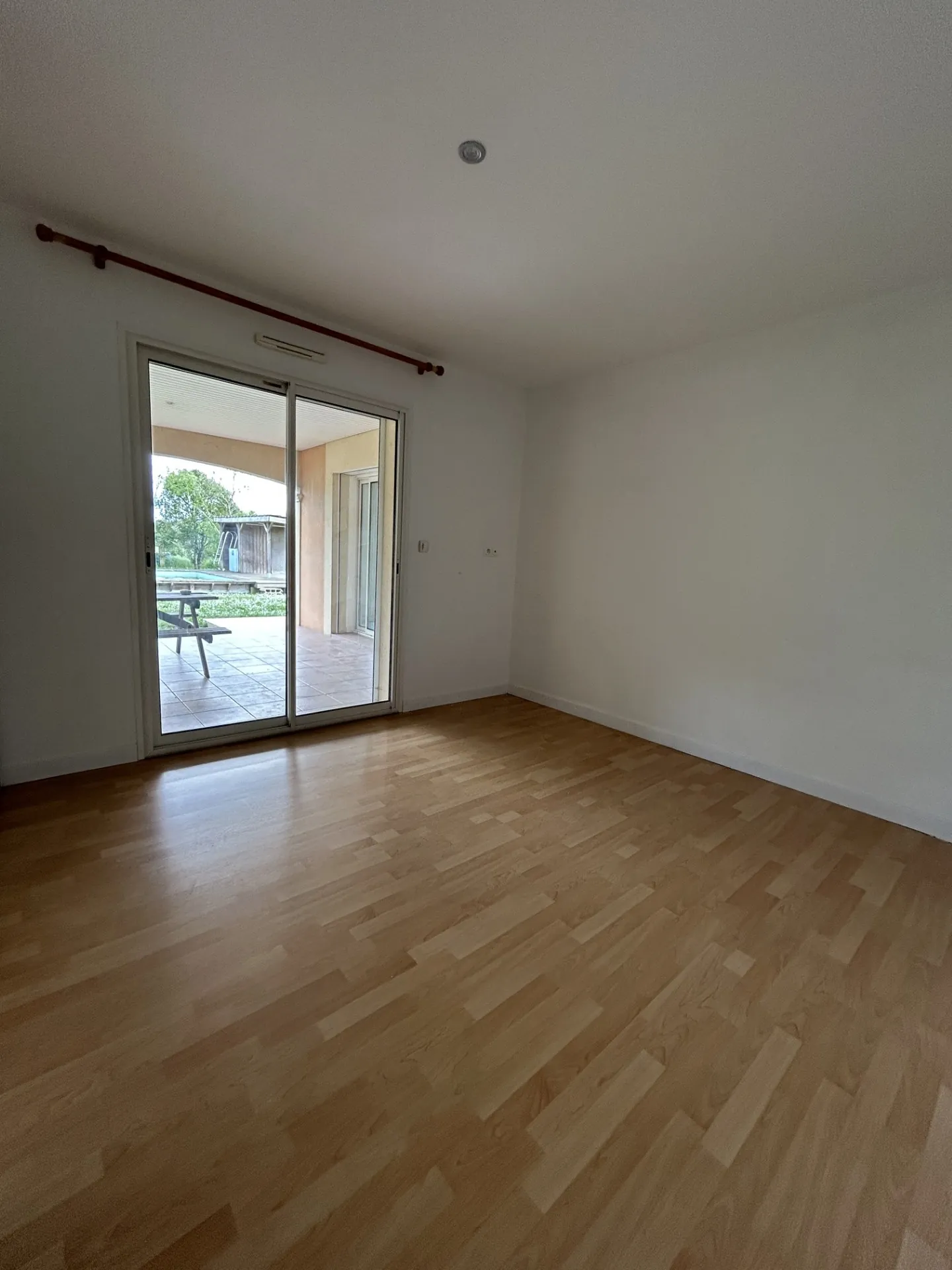 Belle maison avec piscine, 3 chambres et grand espace à finir, proche de Marmande 