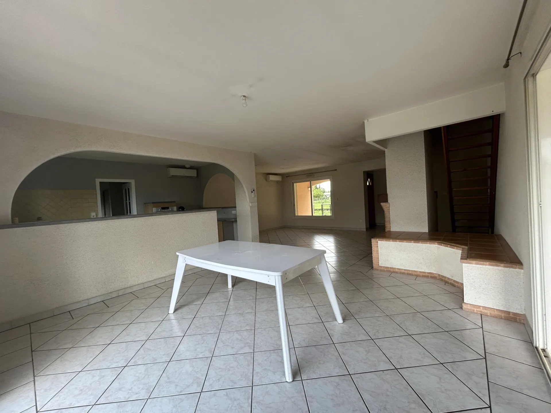 Belle maison avec piscine, 3 chambres et grand espace à finir, proche de Marmande 