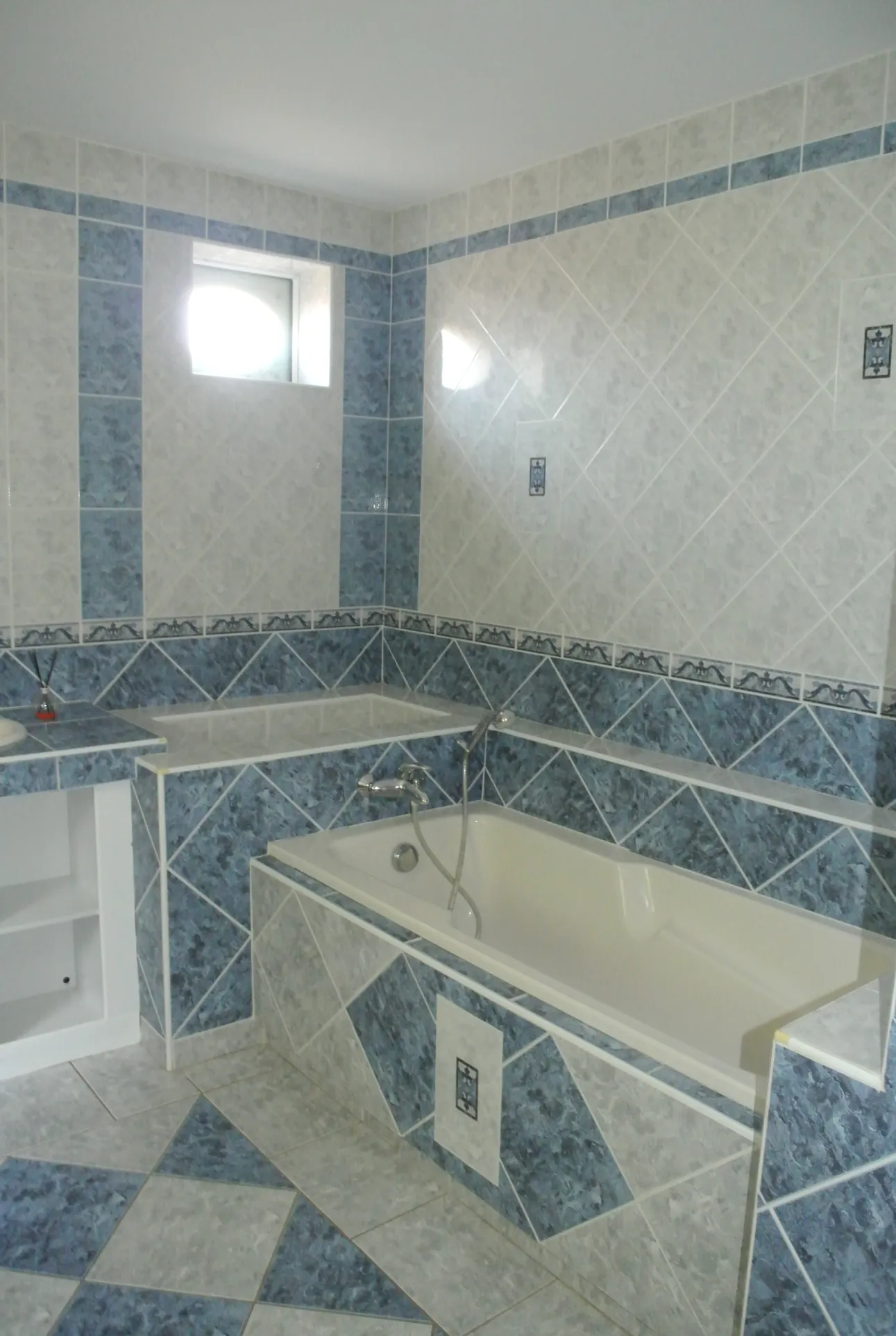 Belle maison avec piscine, 3 chambres et grand espace à finir, proche de Marmande 