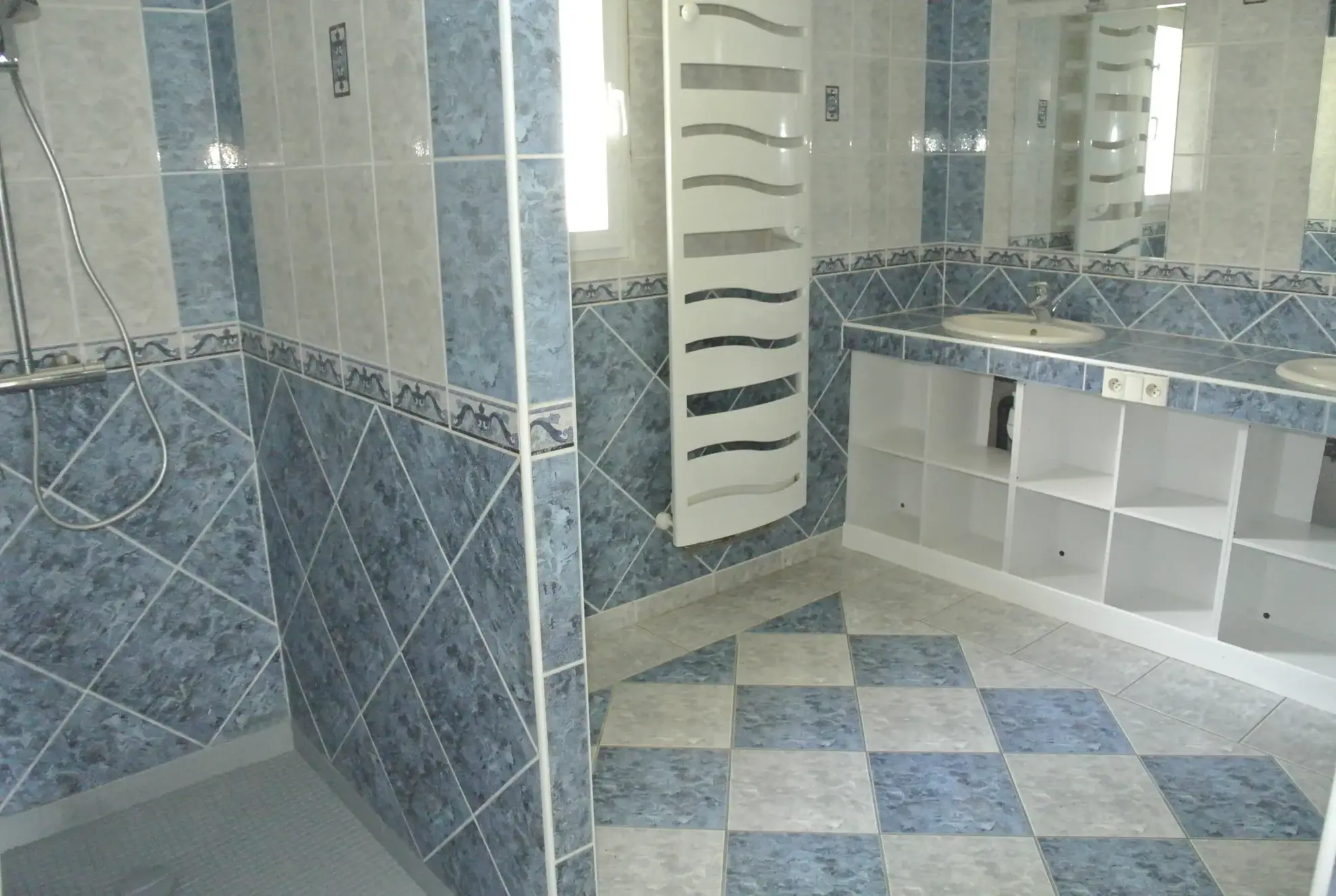 Belle maison avec piscine, 3 chambres et grand espace à finir, proche de Marmande 