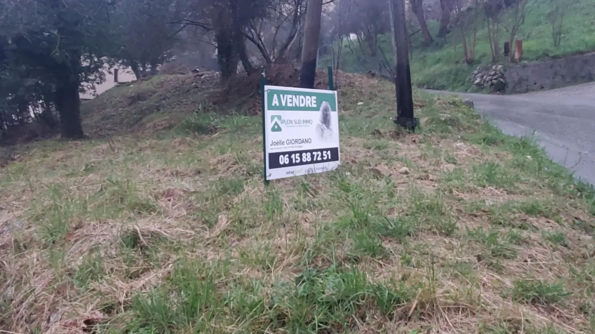 Terrain constructible de 320 m² à Bar-sur-Loup avec permis de construire