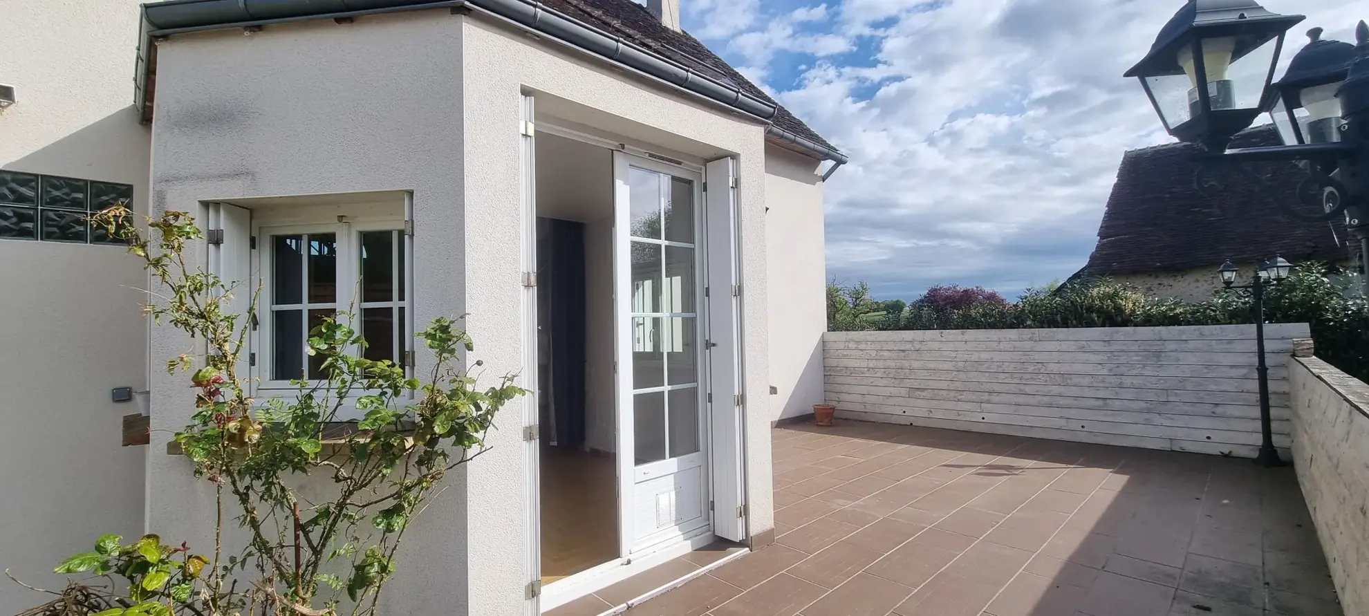 Maison spacieuse avec terrain, piscine et dépendances à Vendôme à seulement 15 min TGV