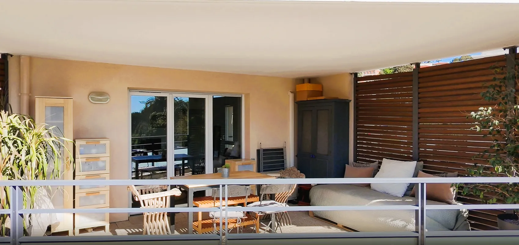 Appartement T2 moderne avec terrasse en centre-ville d'Hyères