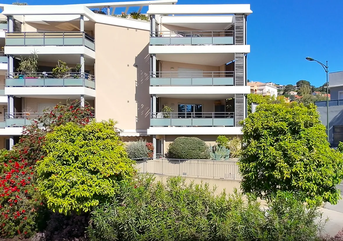 Appartement T2 moderne avec terrasse en centre-ville d'Hyères 