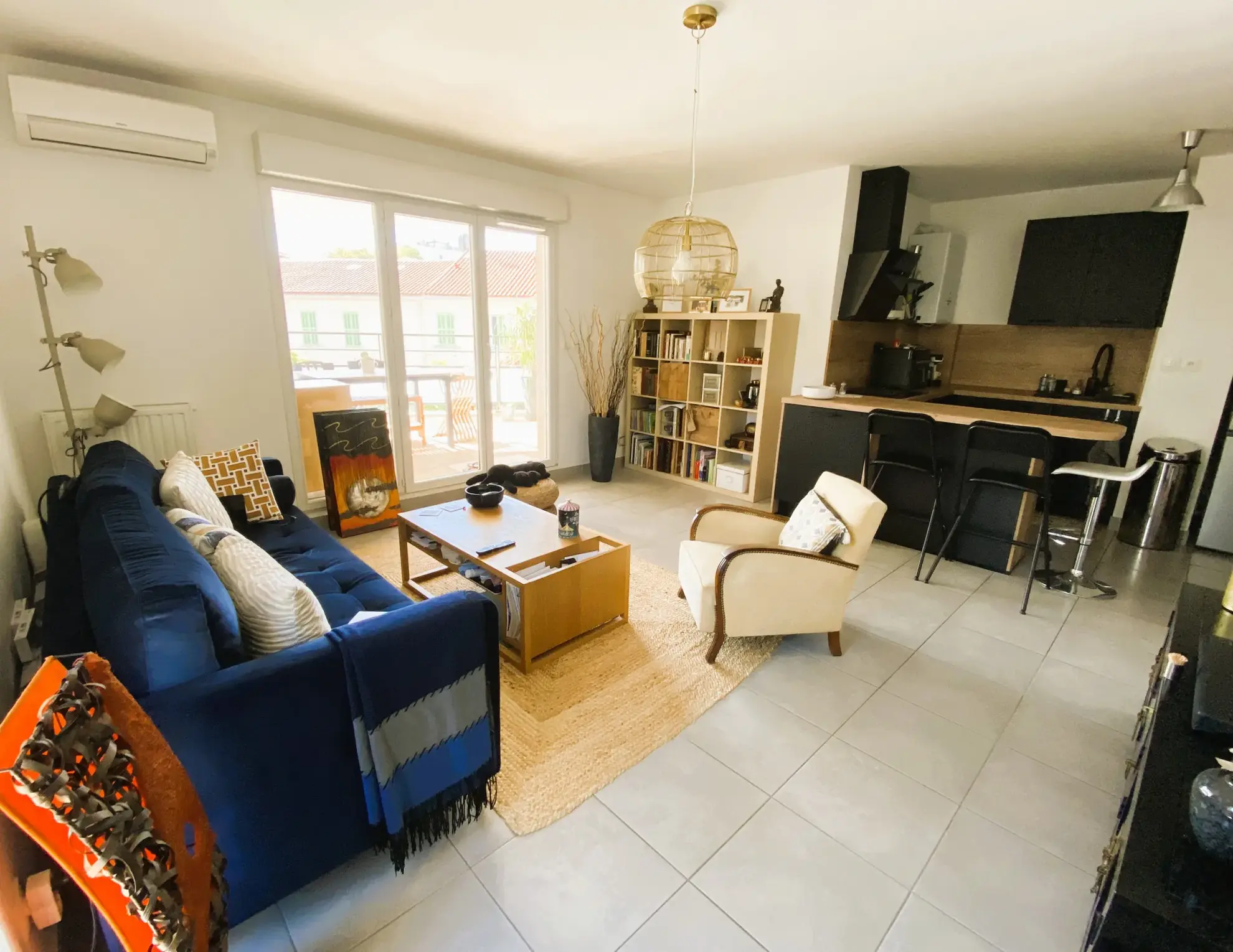 Appartement T2 moderne avec terrasse en centre-ville d'Hyères 