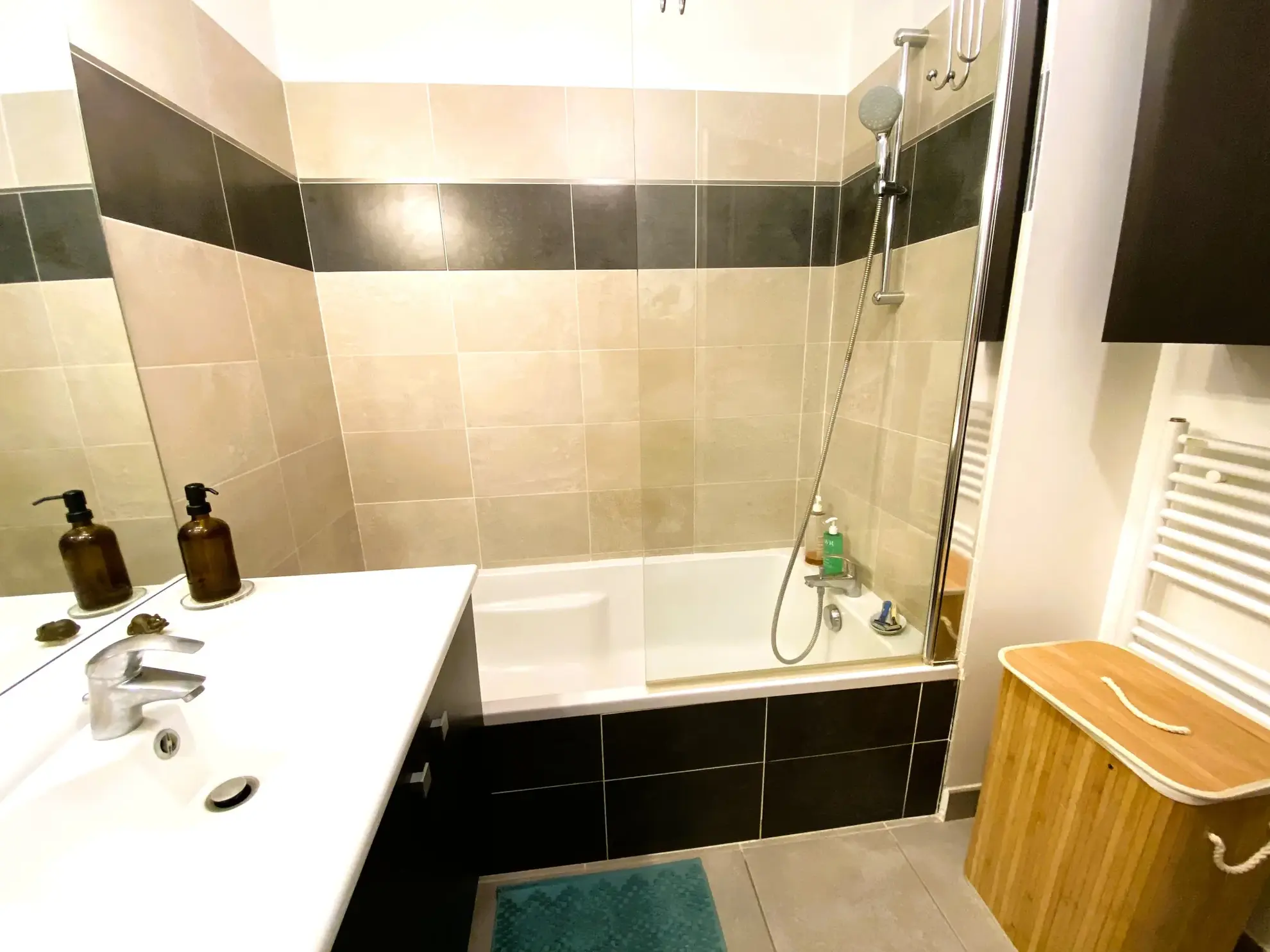 Appartement T2 moderne avec terrasse en centre-ville d'Hyères 