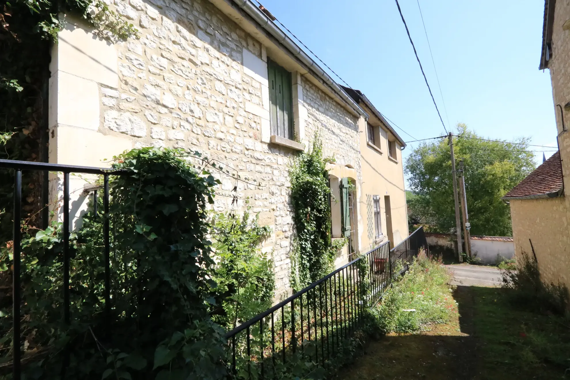 Maison ancienne avec jardin à Vézinnes de 127 m² à vendre près de Tonnerre 