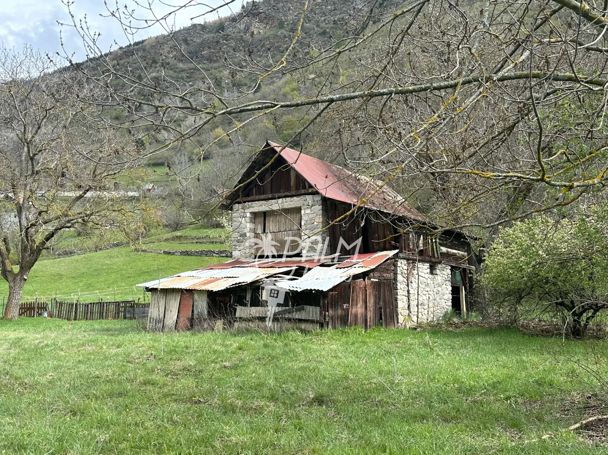 Belle bergerie à rénover avec terrain et vue montagne à Saint-Etienne-de-Tinée 