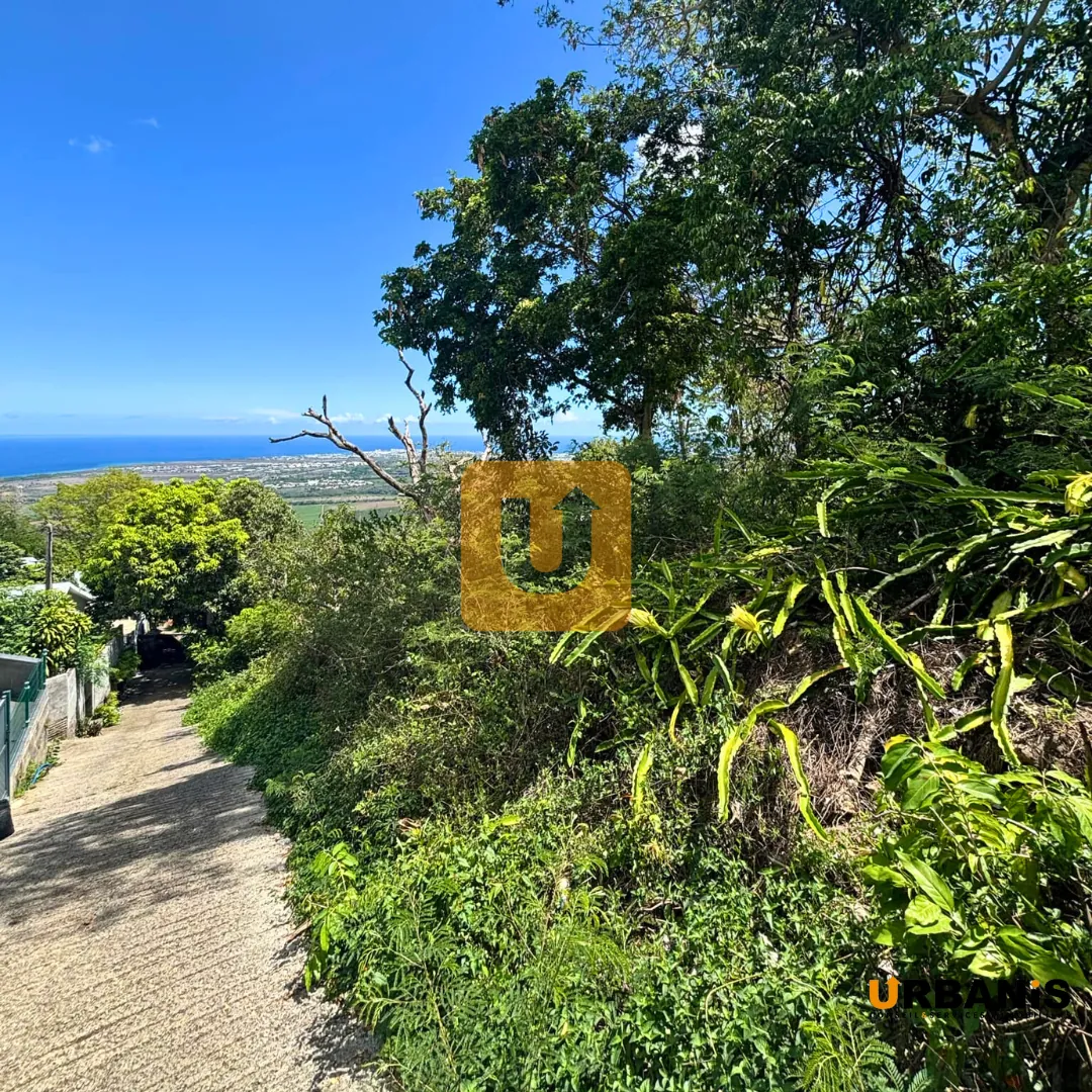 Terrain constructible de 1000 m² avec vue mer à Saint Paul 