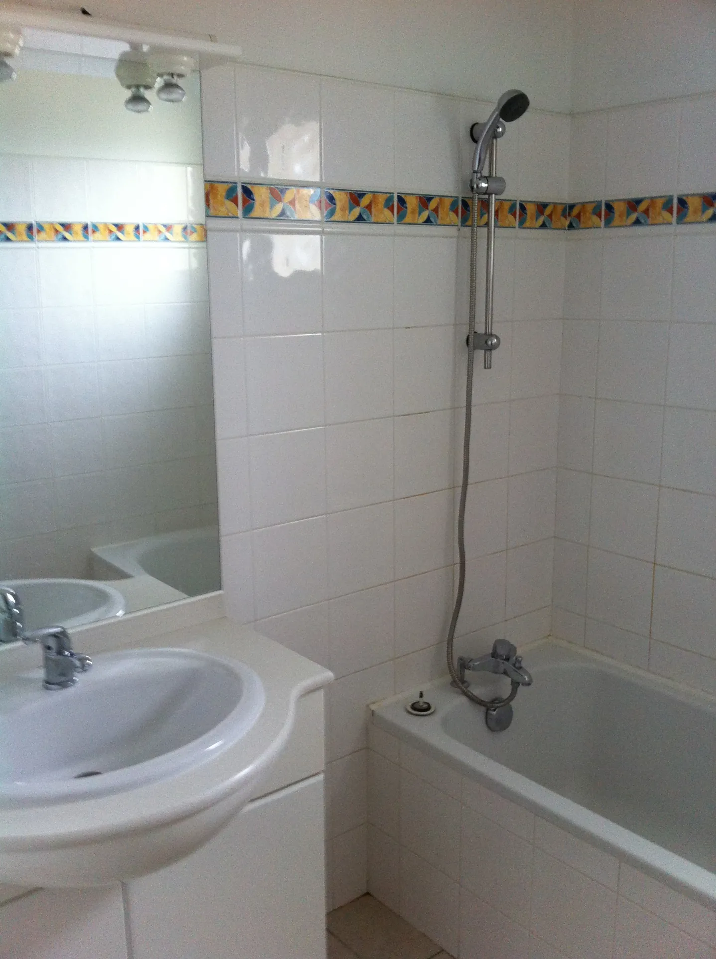 Maison à Branne avec 3 chambres, jardin clos et garage - Idéalement située près de Libourne 