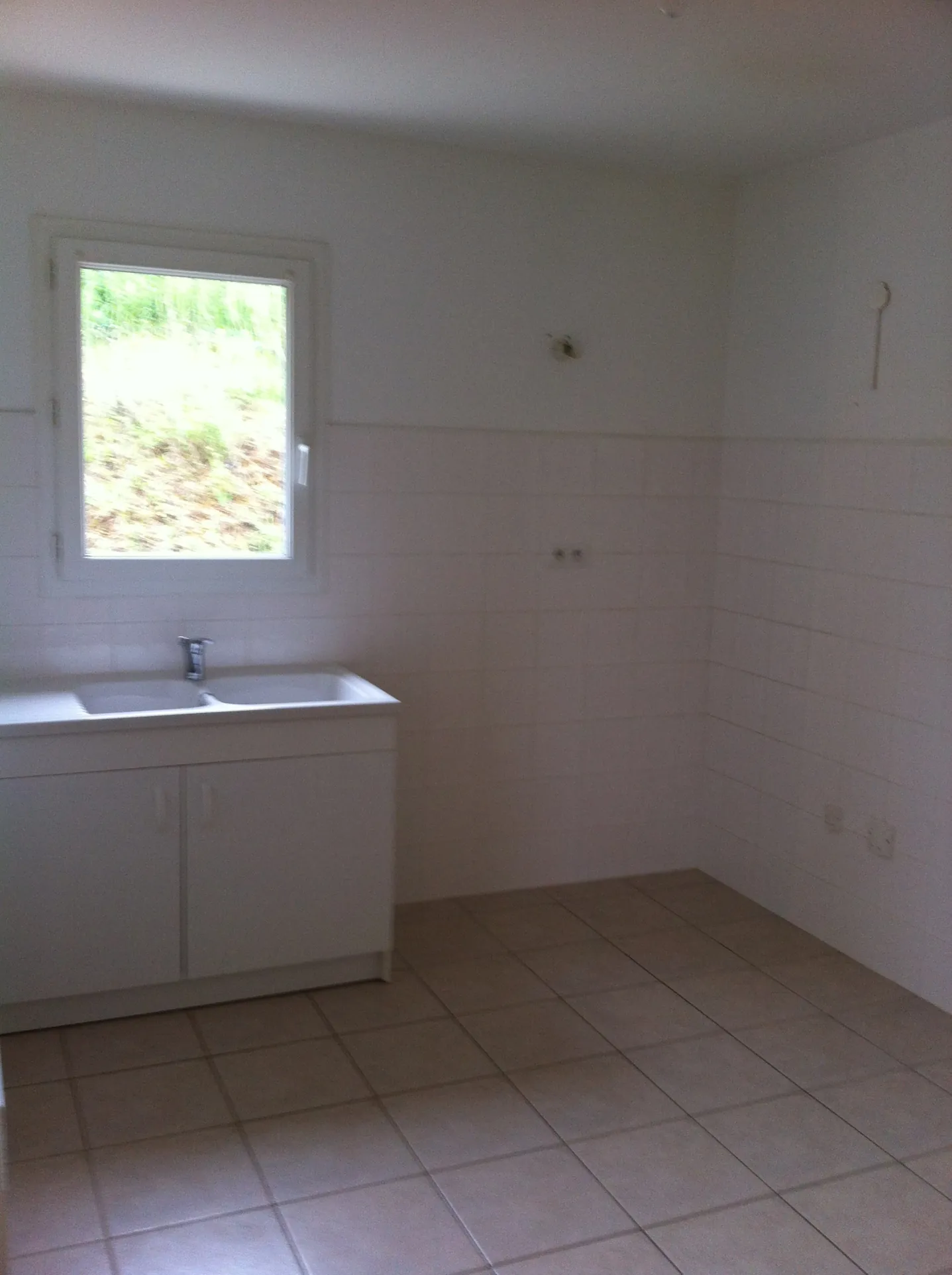 Maison à Branne avec 3 chambres, jardin clos et garage - Idéalement située près de Libourne 