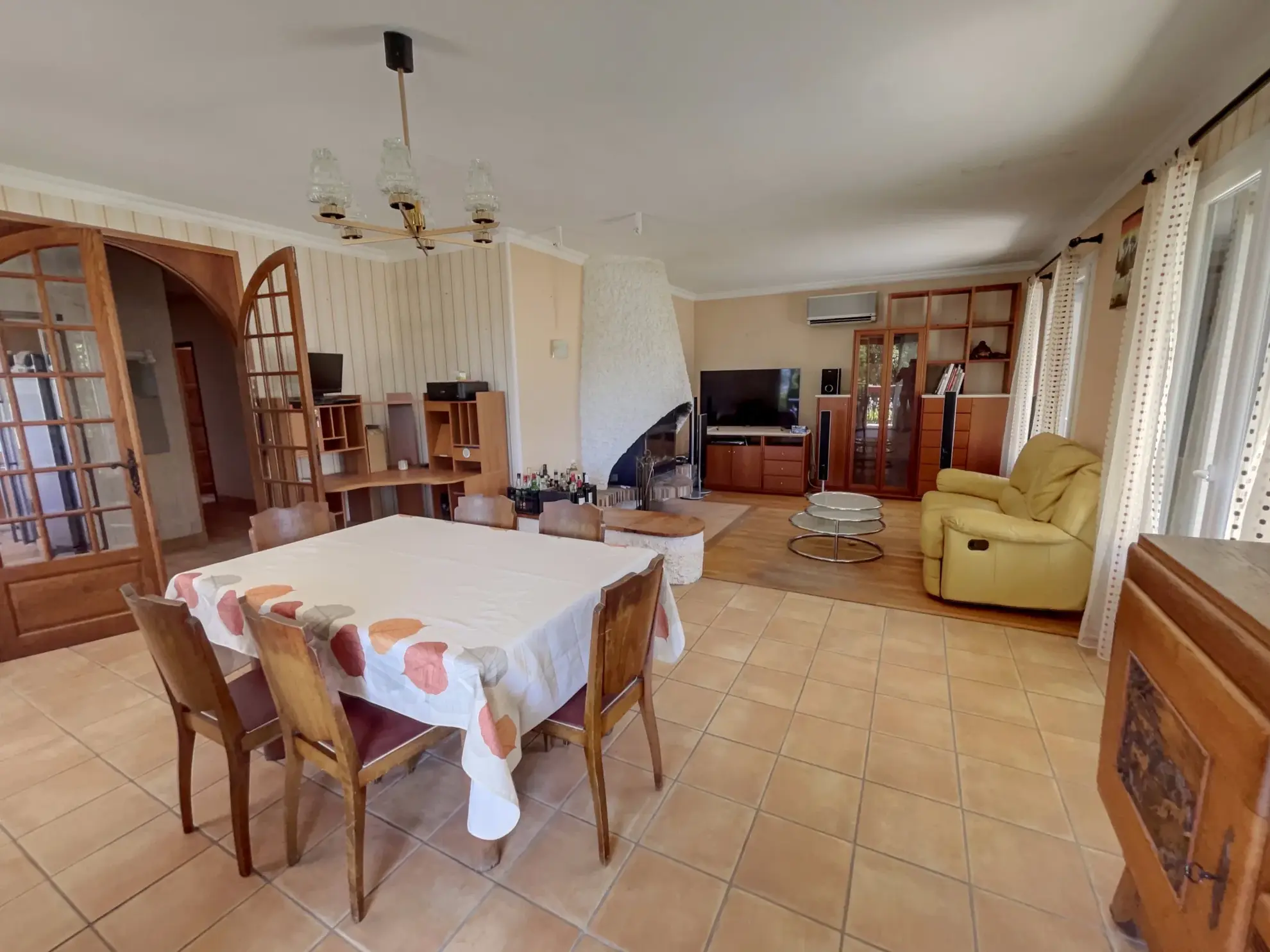 Maison spacieuse avec dépendances et terrain à Mirandol 