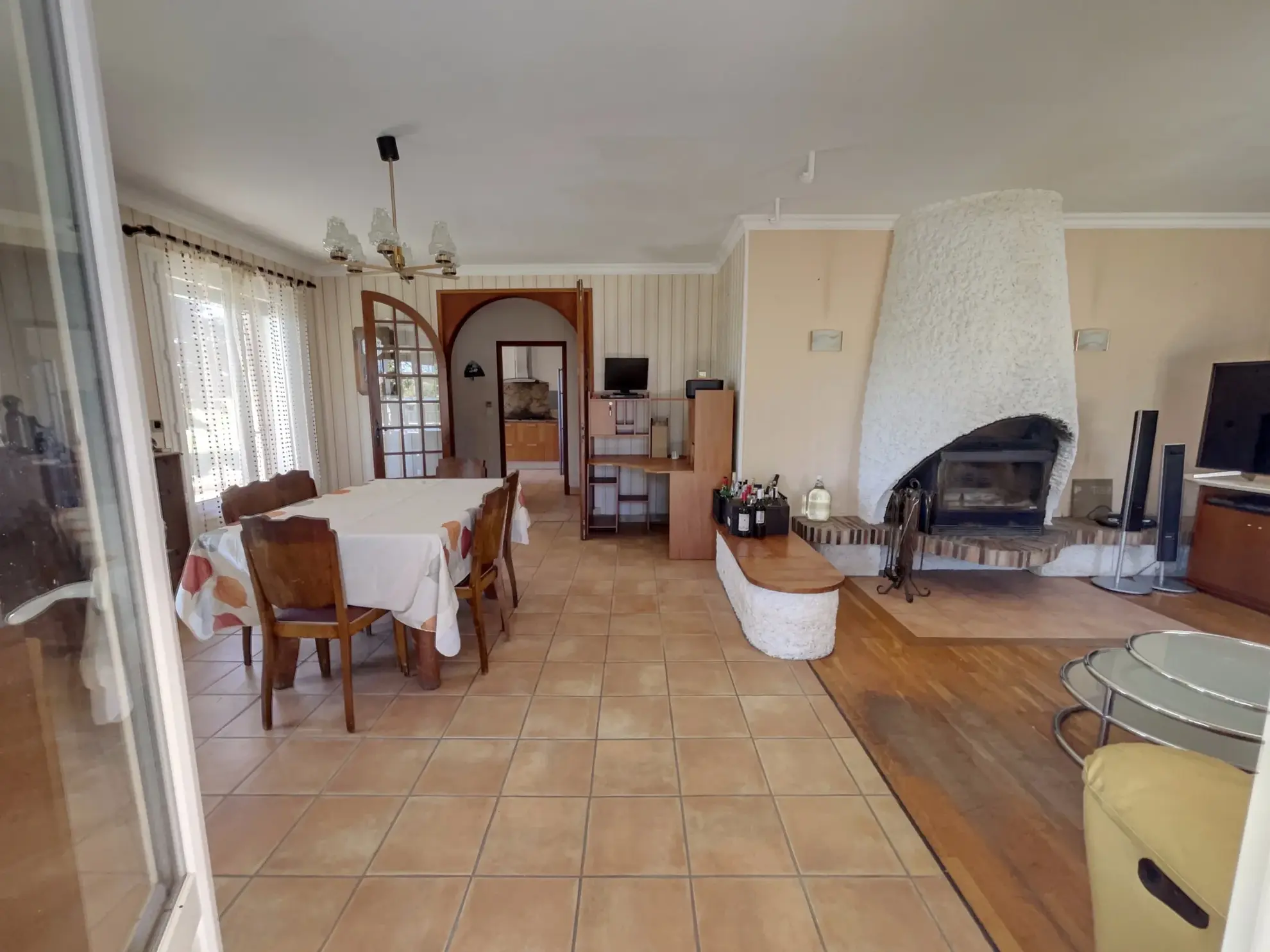 Maison spacieuse avec dépendances et terrain à Mirandol 