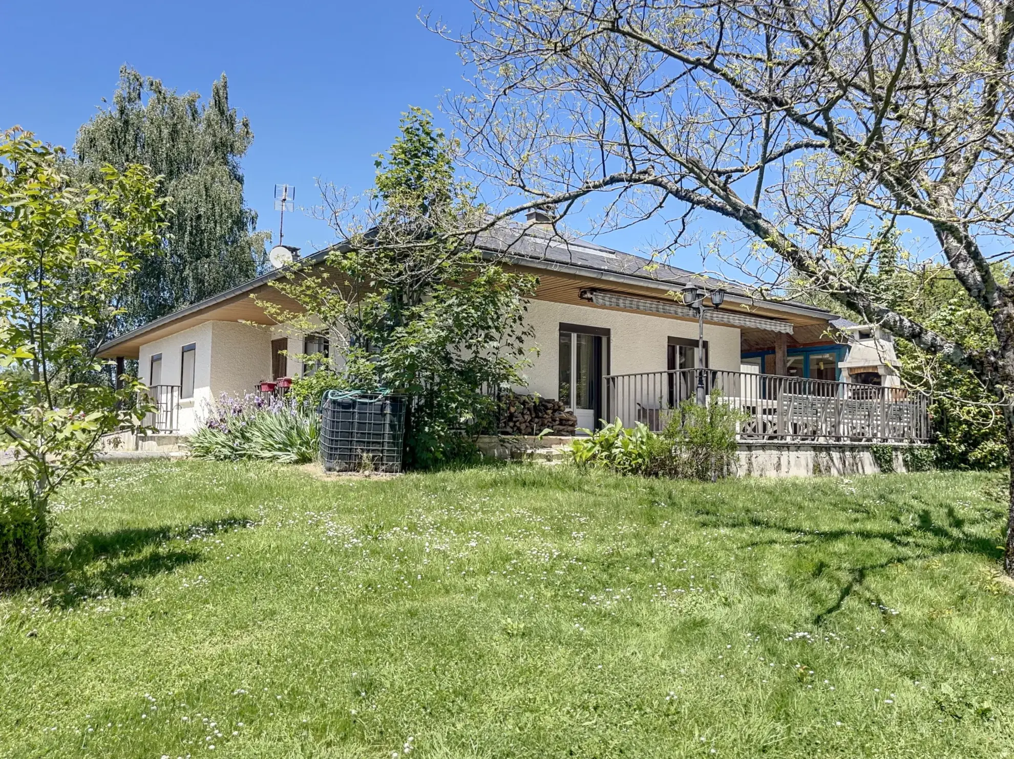 Maison spacieuse avec dépendances et terrain à Mirandol 