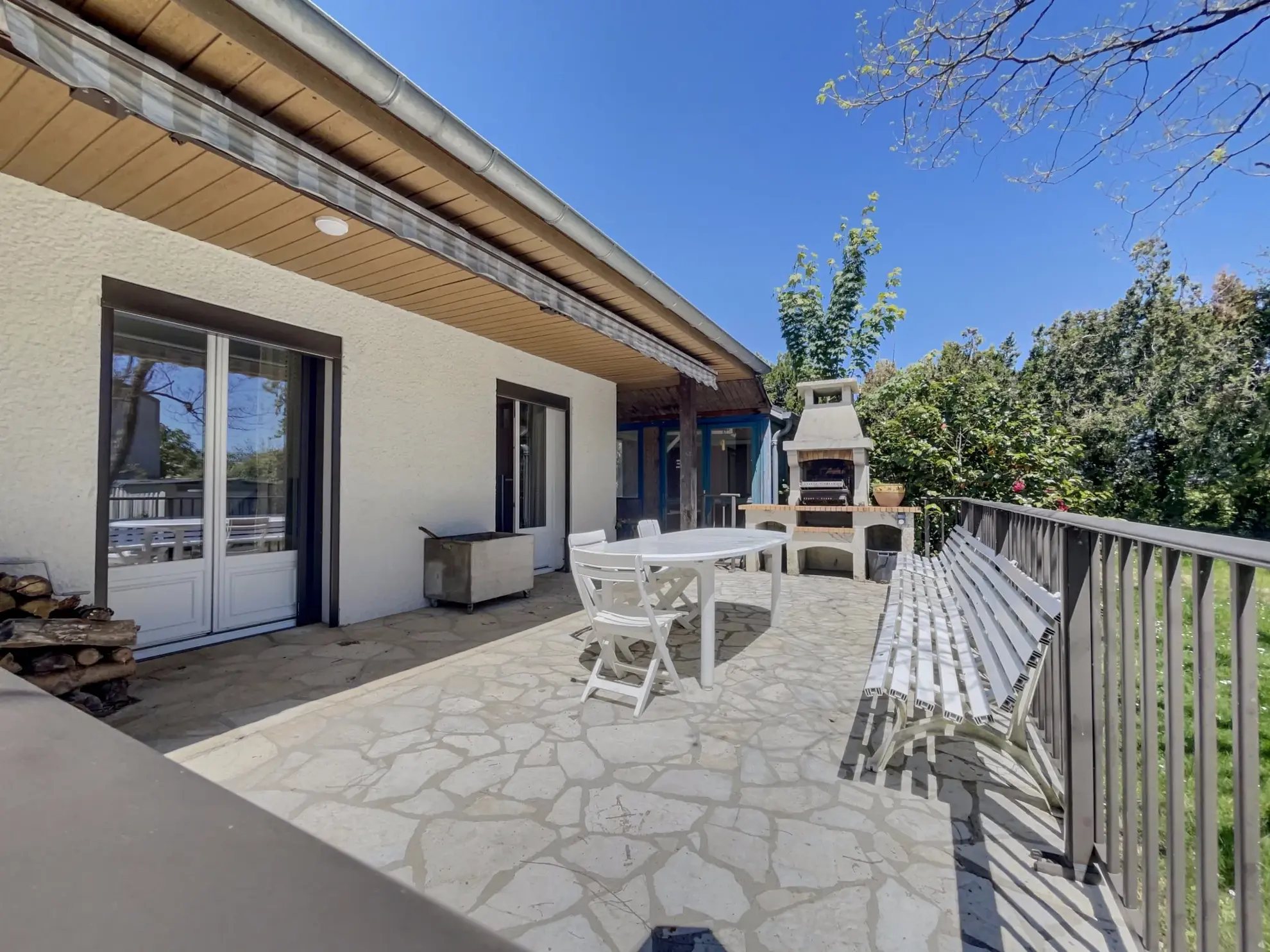 Maison spacieuse avec dépendances et terrain à Mirandol 