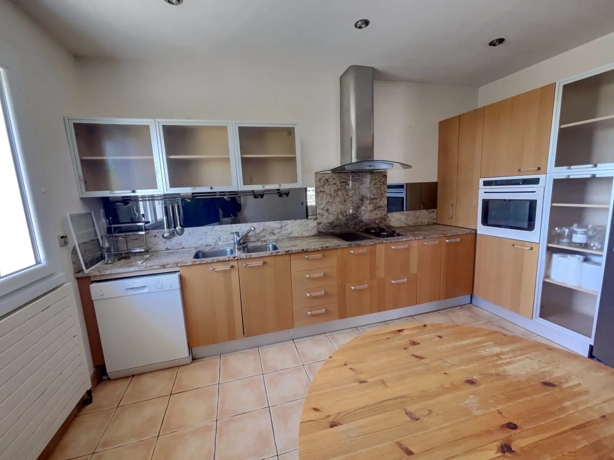 Maison spacieuse avec dépendances et terrain à Mirandol 