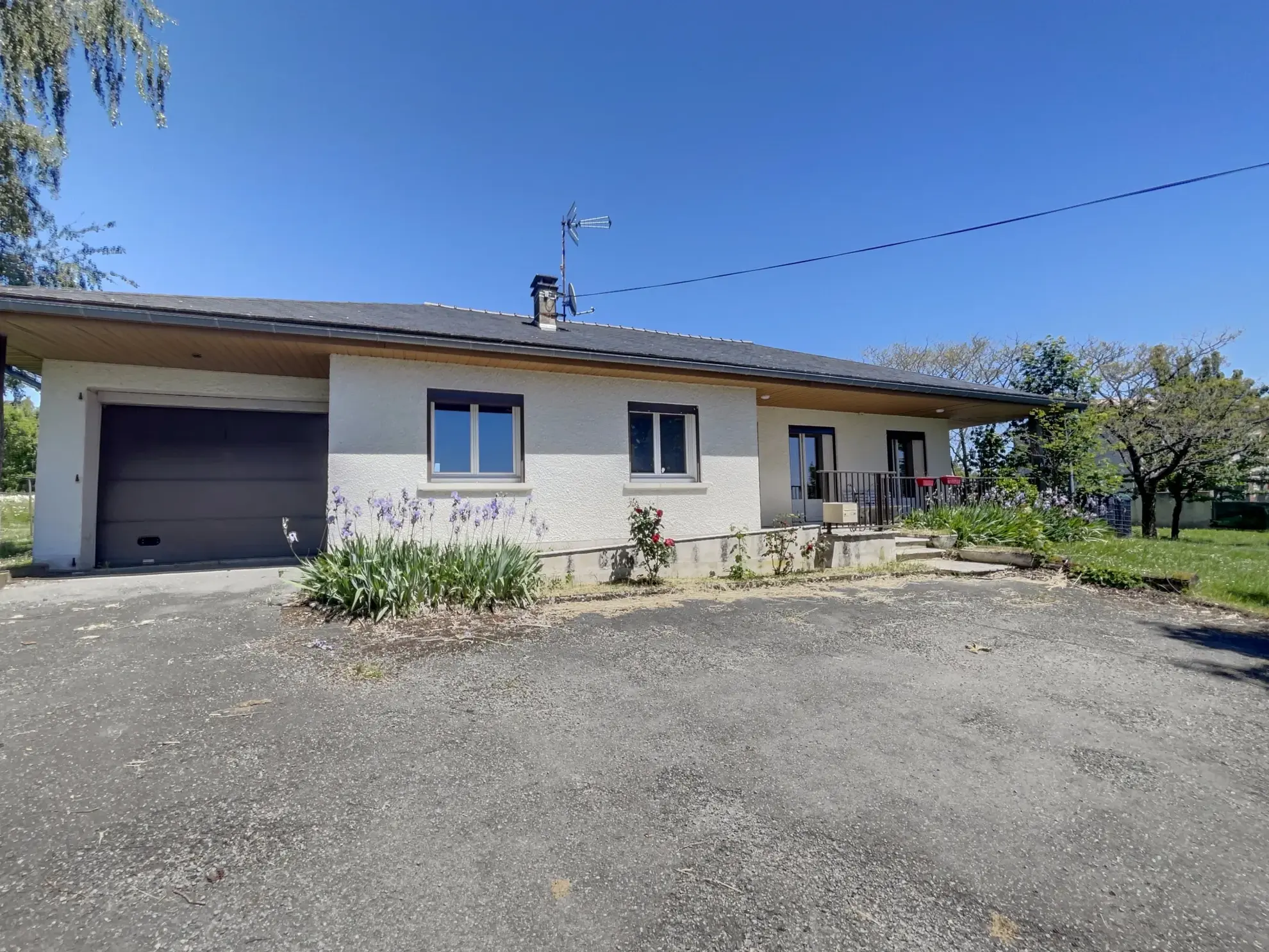 Maison spacieuse avec dépendances et terrain à Mirandol