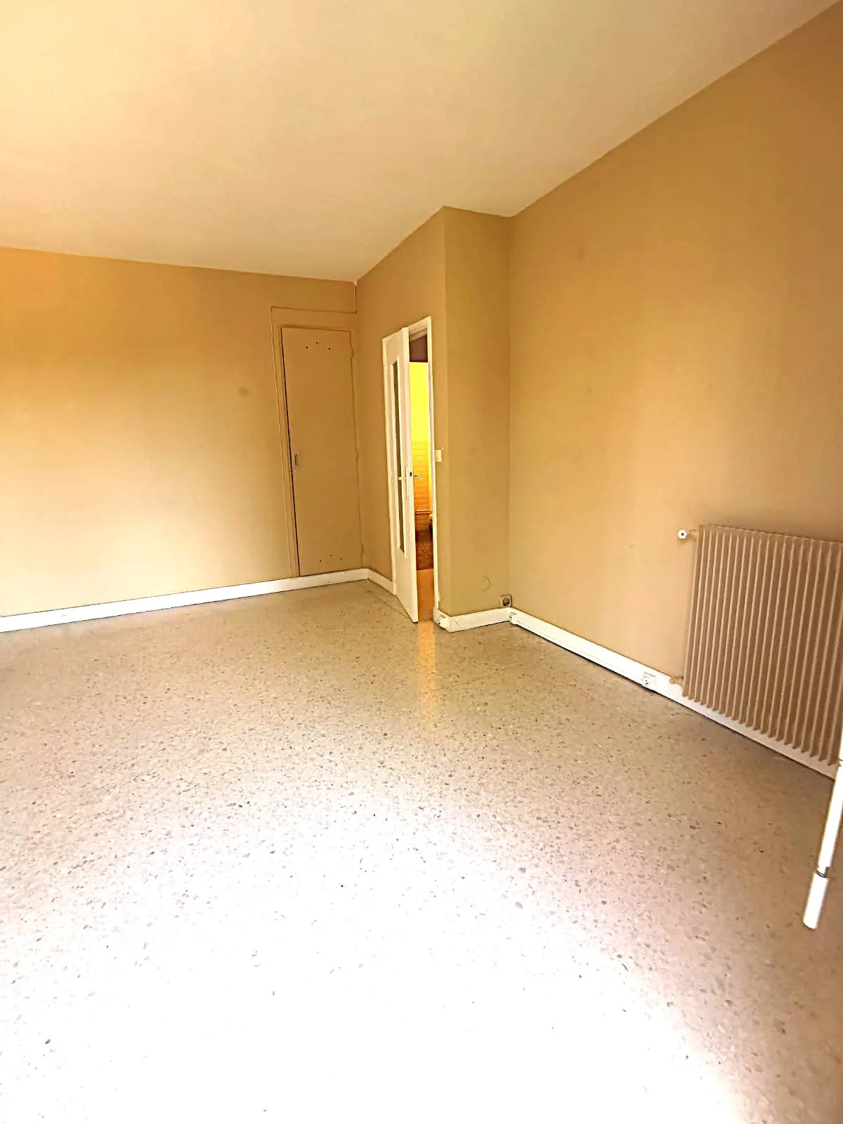 Studio lumineux avec balcon, parking et cave à Perpignan - Quartier des Fleurs 