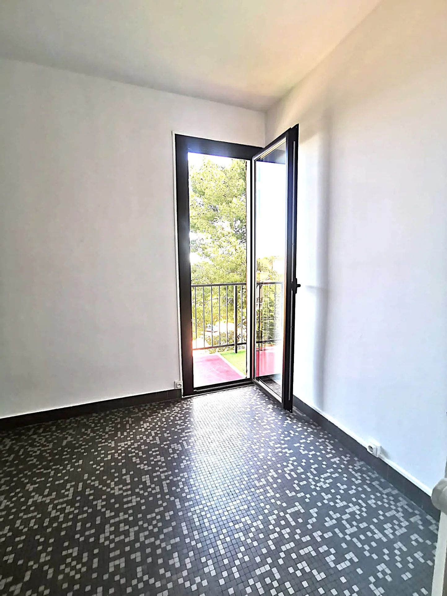 Studio lumineux avec balcon, parking et cave à Perpignan - Quartier des Fleurs 