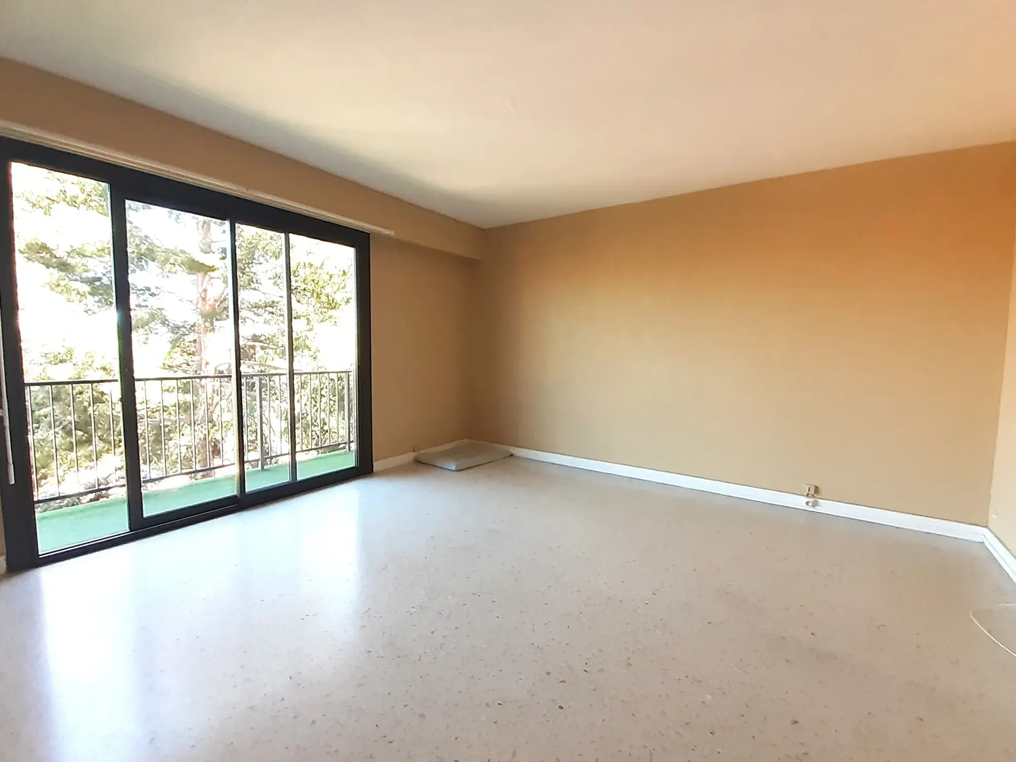 Studio lumineux avec balcon, parking et cave à Perpignan - Quartier des Fleurs 