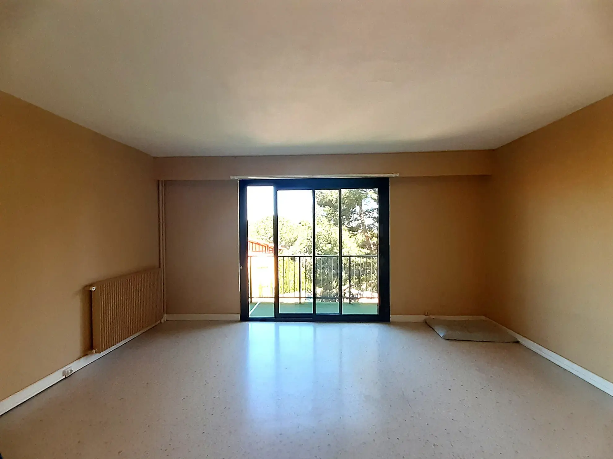 Studio lumineux avec balcon, parking et cave à Perpignan - Quartier des Fleurs 