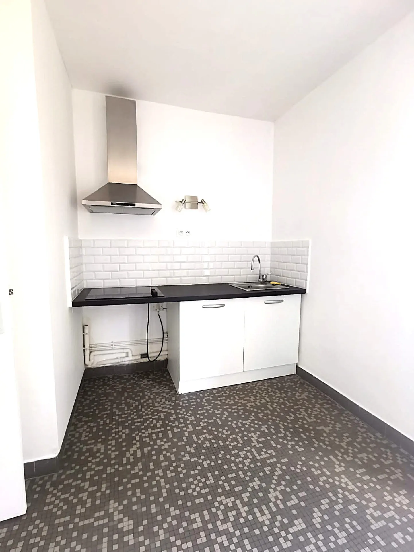 Studio lumineux avec balcon, parking et cave à Perpignan - Quartier des Fleurs 