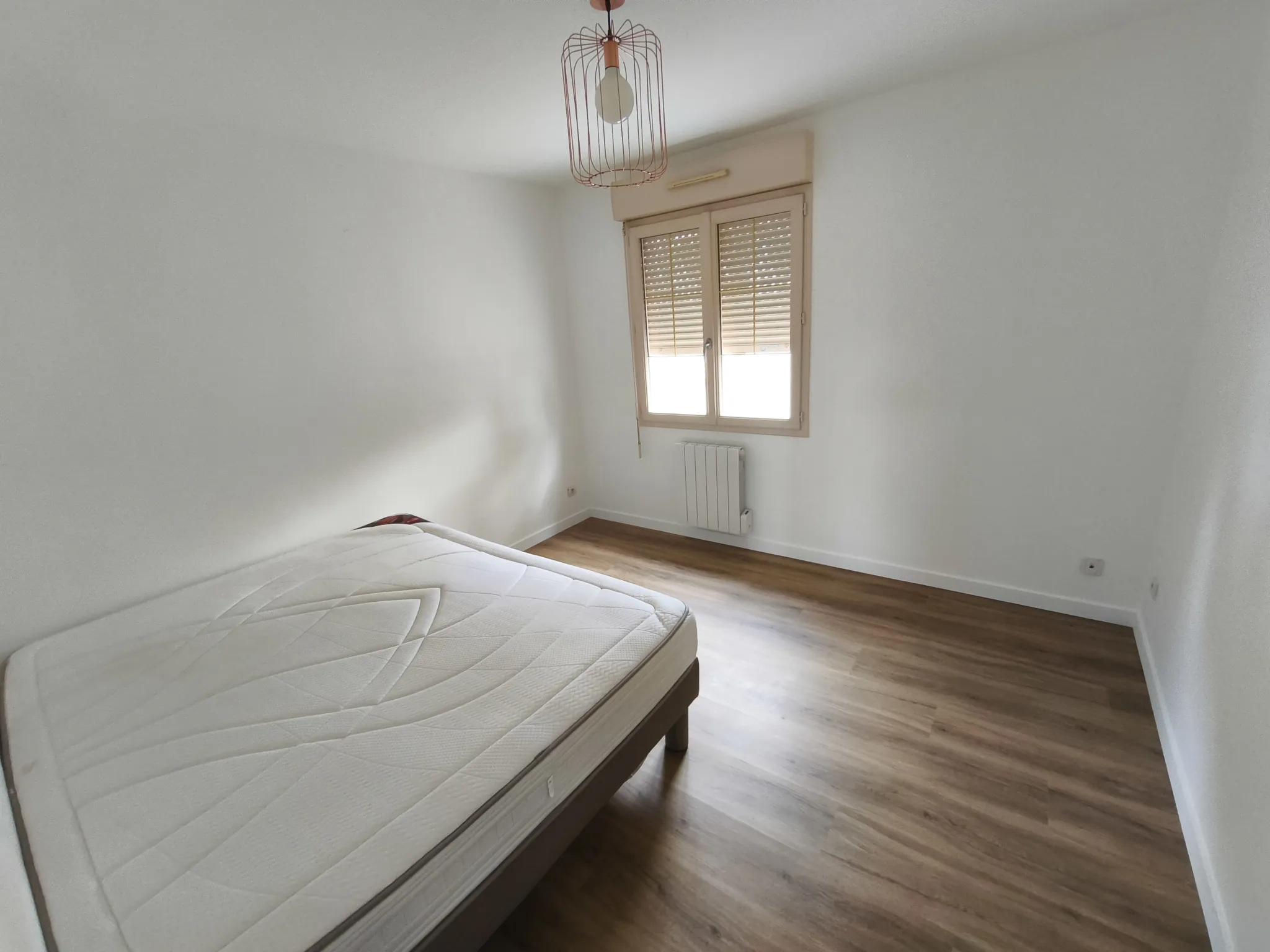 Pavillon moderne à La Suze-sur-Sarthe avec garage et grand terrain 