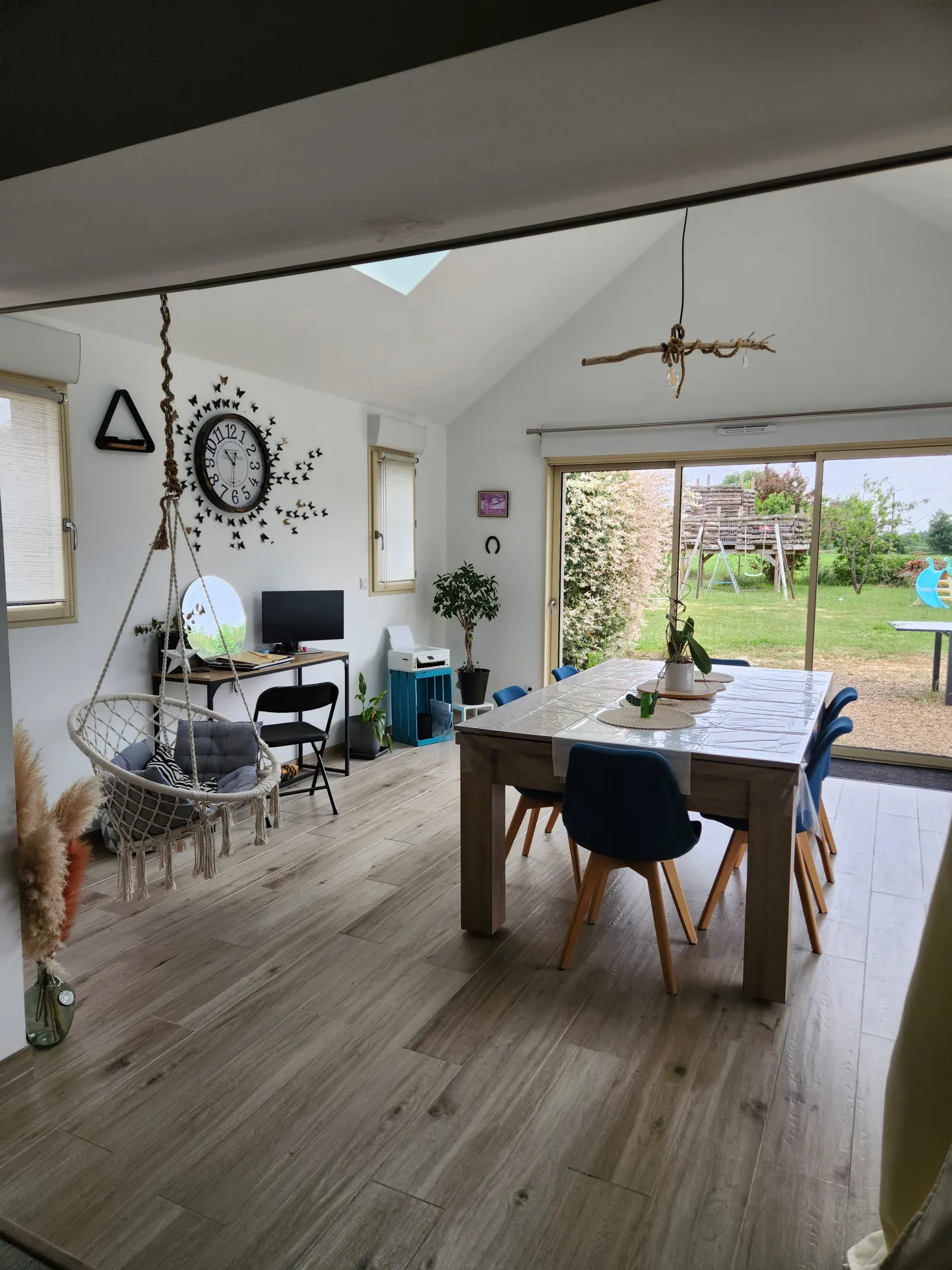 Pavillon moderne à La Suze-sur-Sarthe avec garage et grand terrain 