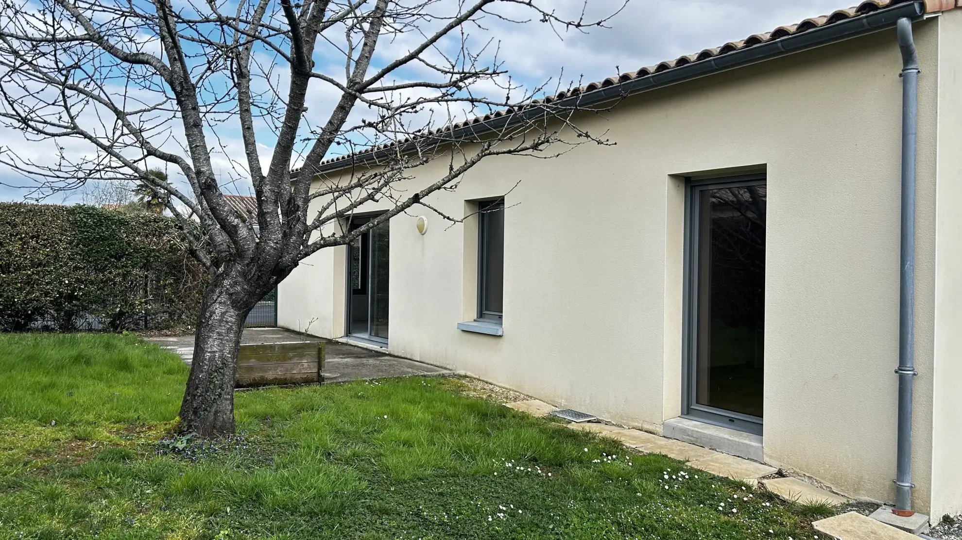 Maison de plain-pied à Coulon avec 3 chambres et jardin arboré